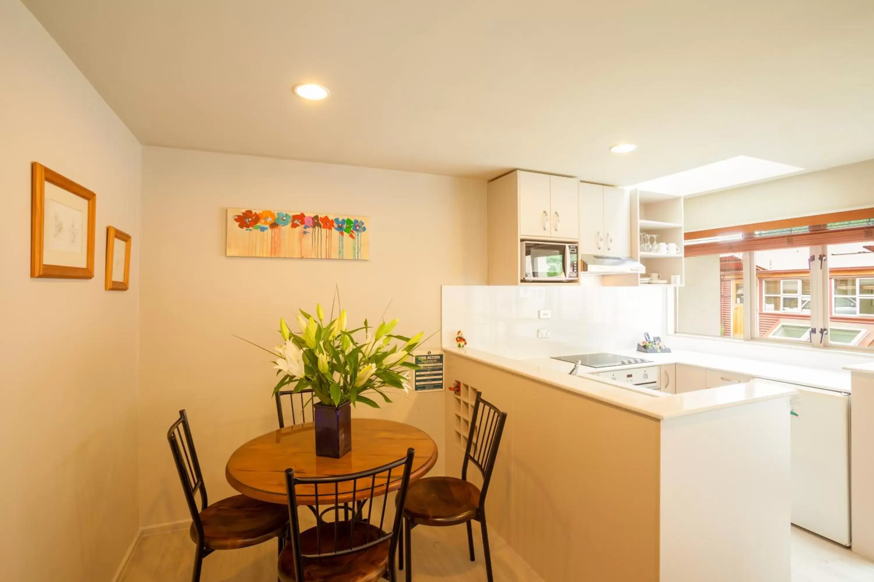 Dining area, Kitchen/Kitchenette in Cranbury Court Apartments