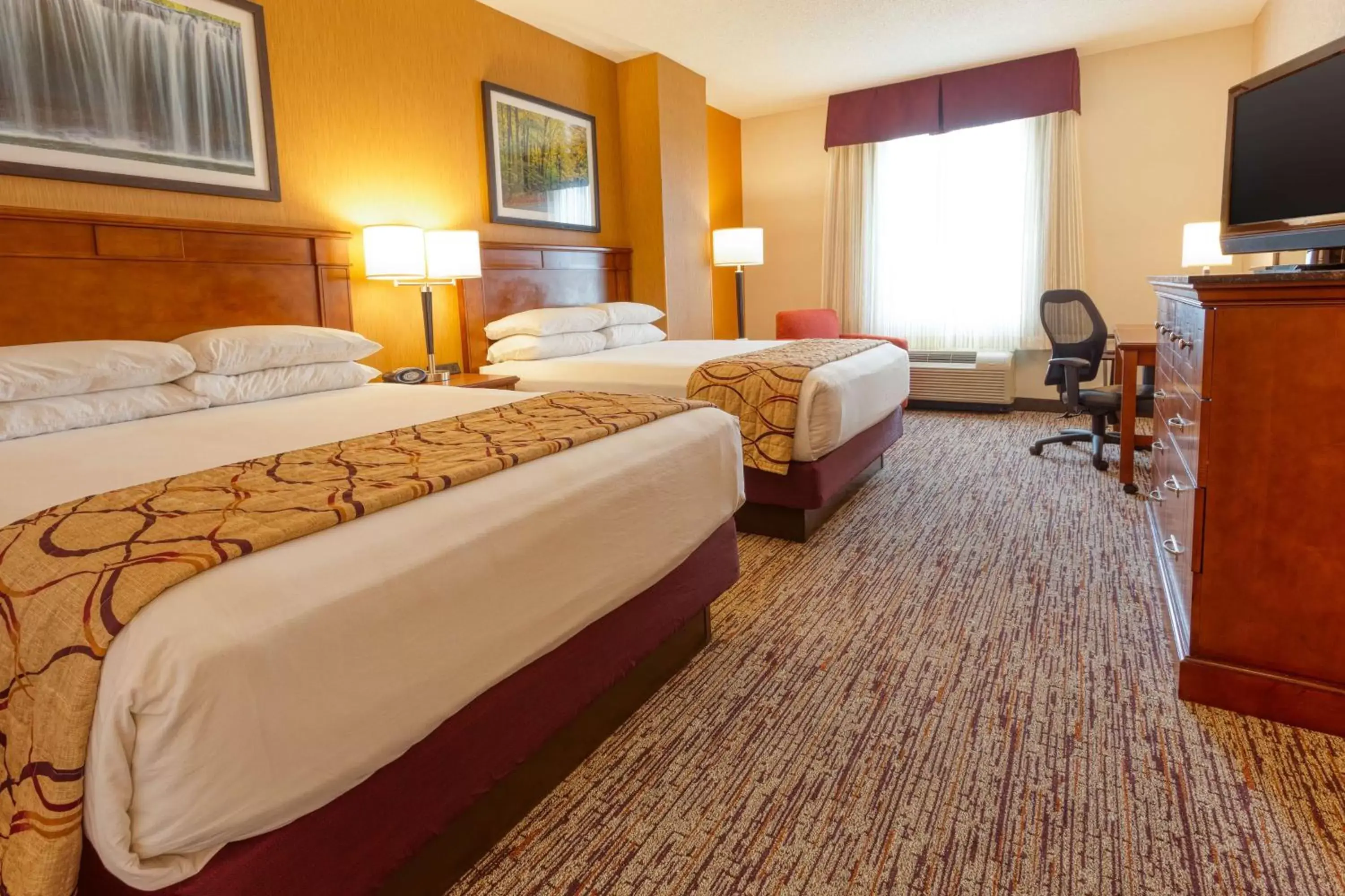 Photo of the whole room, Bed in Drury Inn & Suites Indianapolis Northeast