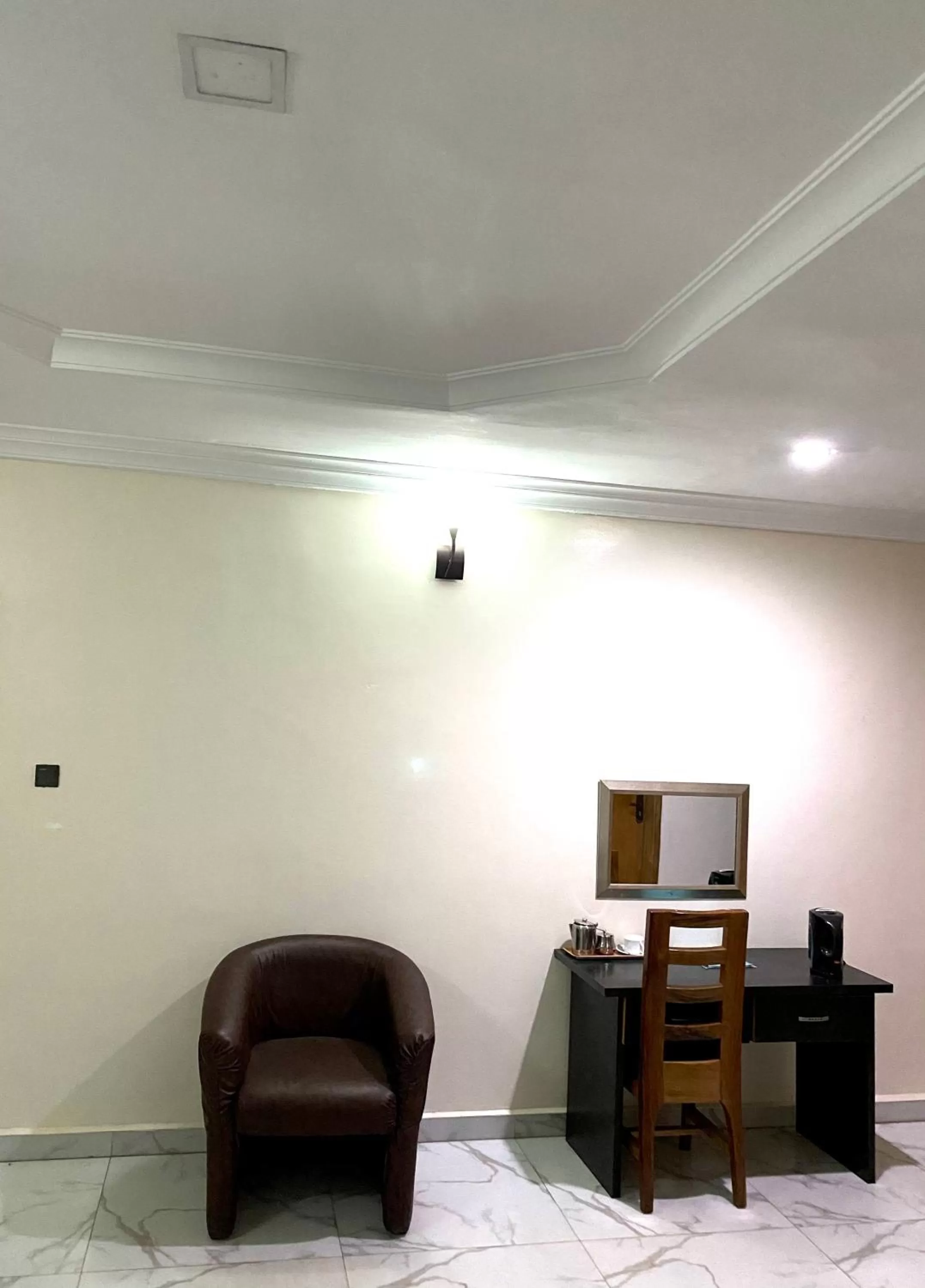 Nue-Crest Hotels & Suites