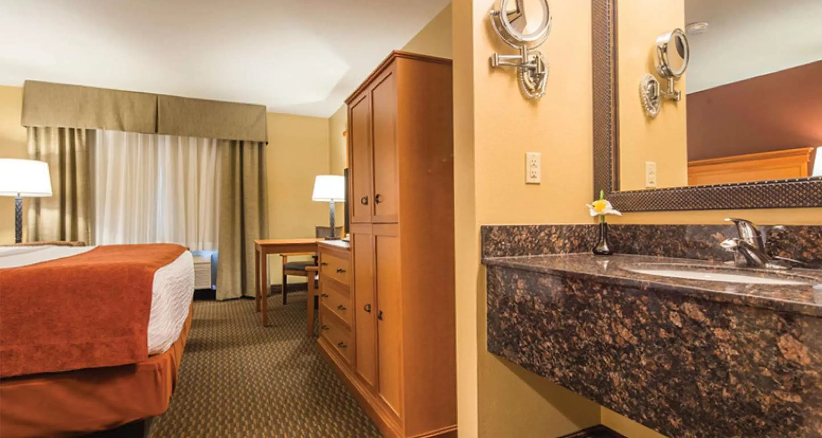 Photo of the whole room, Bathroom in Best Western Plus Deer Park Hotel and Suites