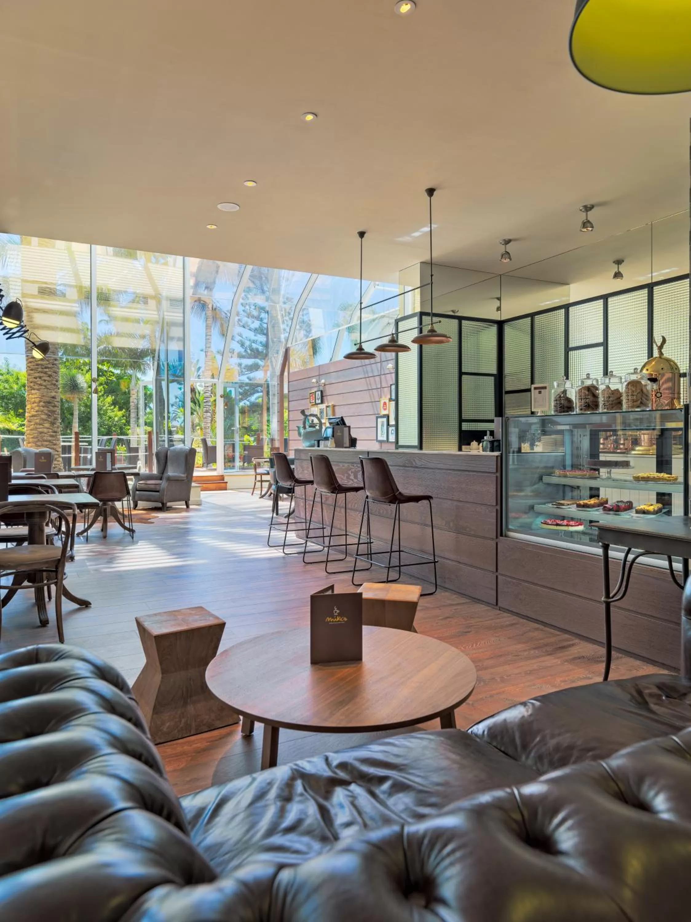 Lounge or bar in H10 Las Palmeras