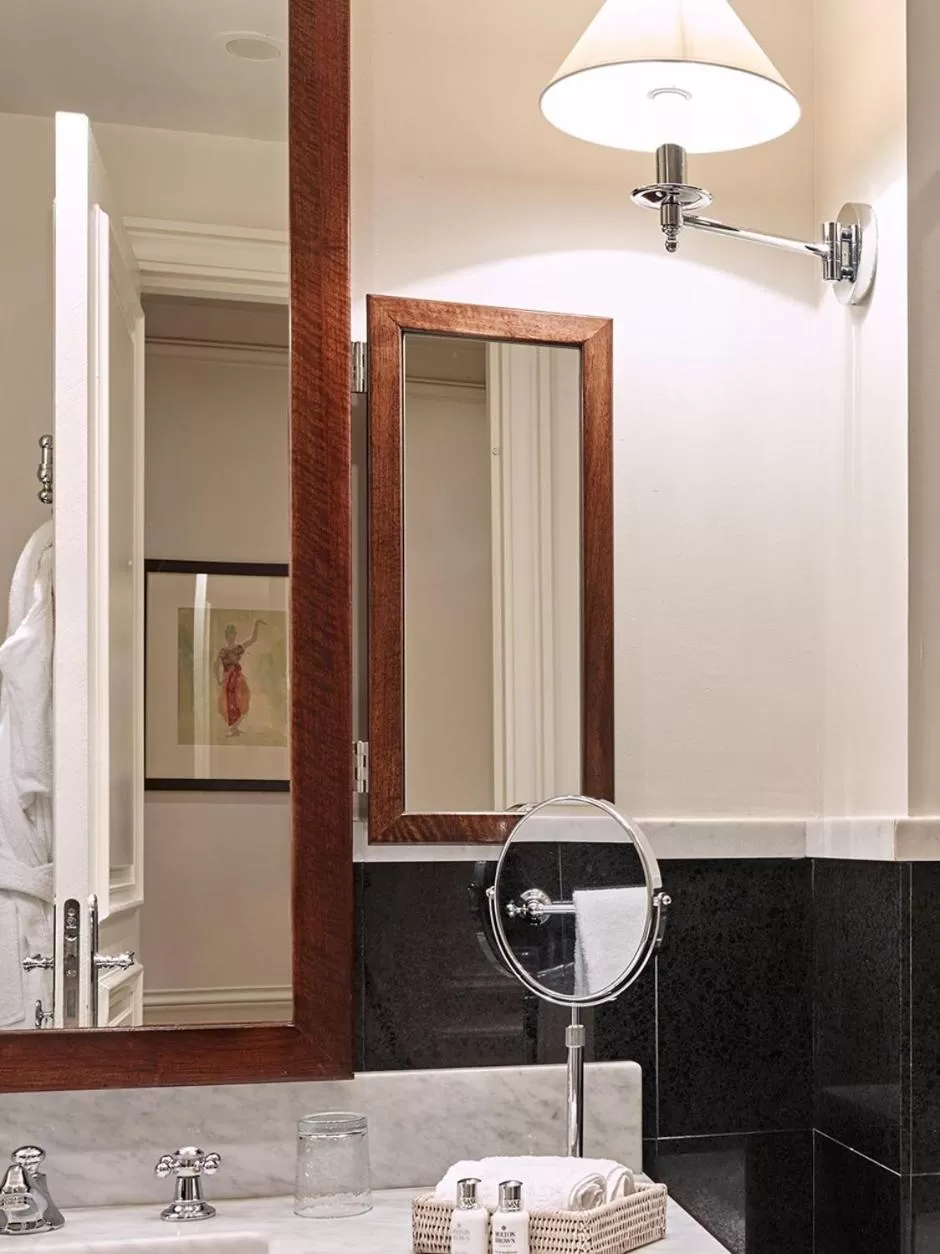 Bathroom in La Tremoille Paris