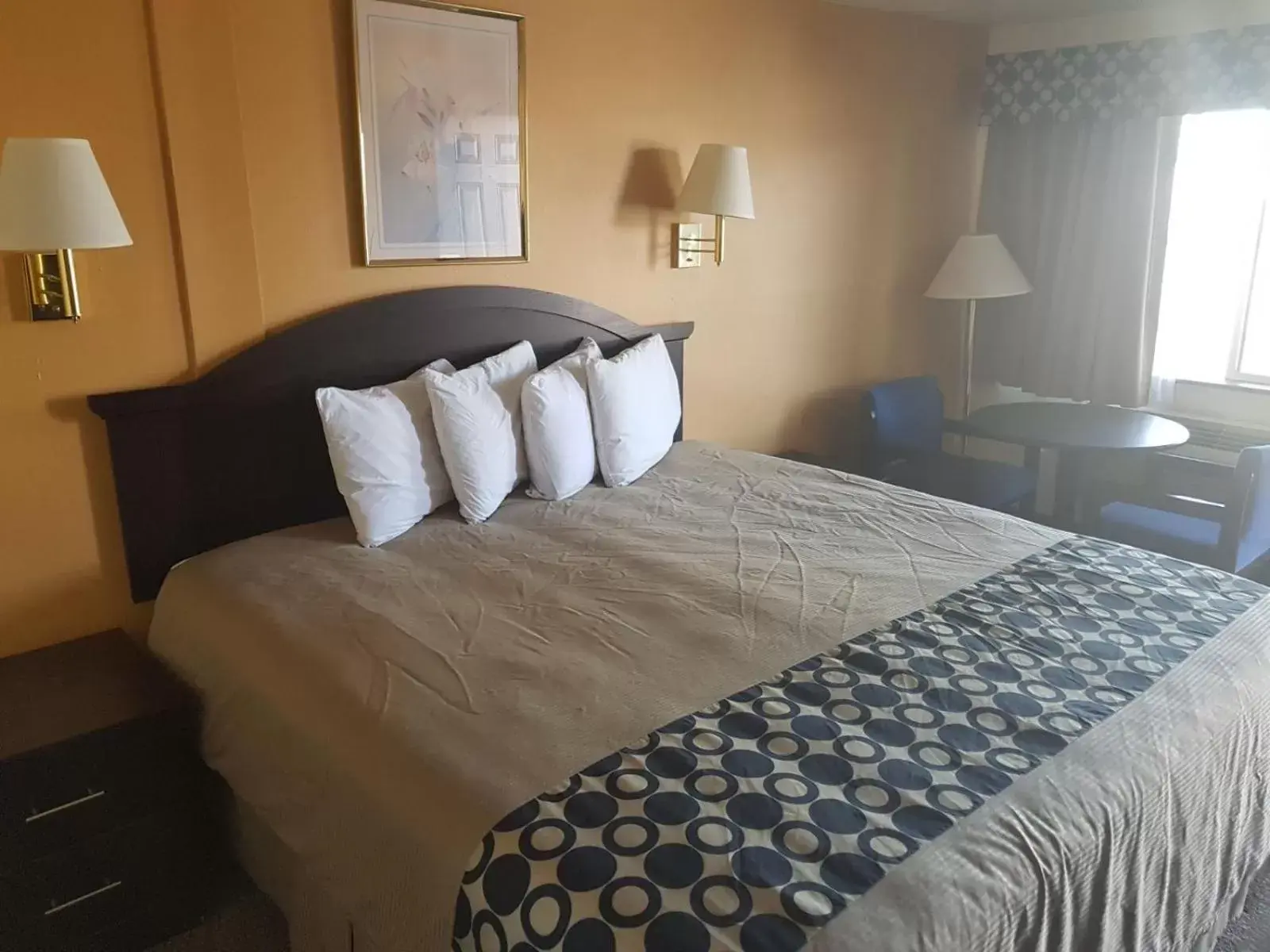 Bed in Split Mountain Motel