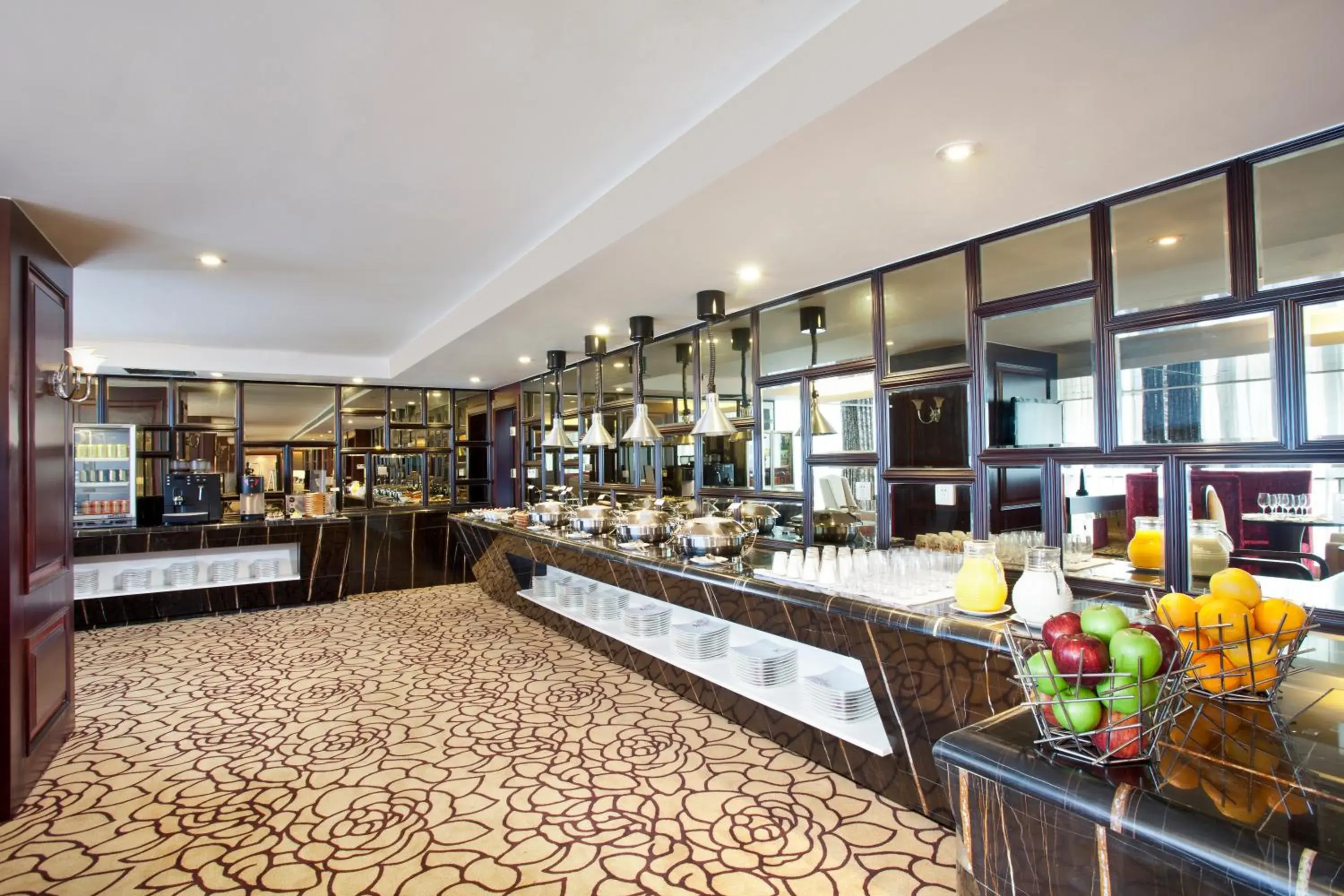 Restaurant/places to eat in Regal Plaza Hotel & Residence