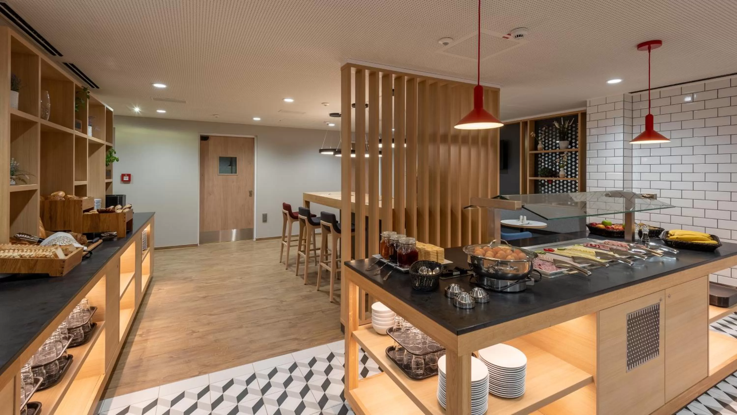 Breakfast in Holiday Inn Express - Hamburg South A7-AS42 by IHG