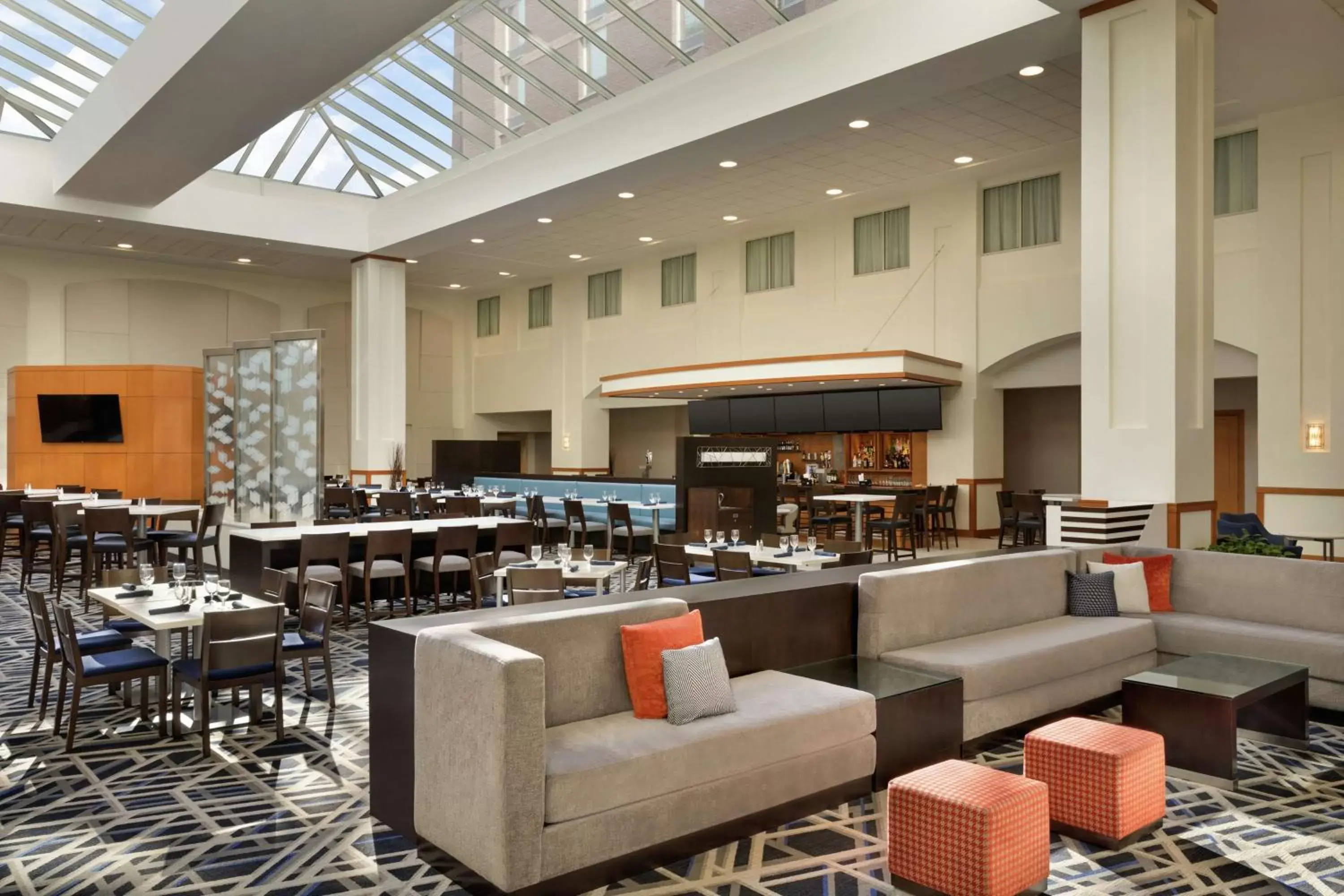Lobby or reception, Restaurant/Places to Eat in Embassy Suites Boston at Logan Airport