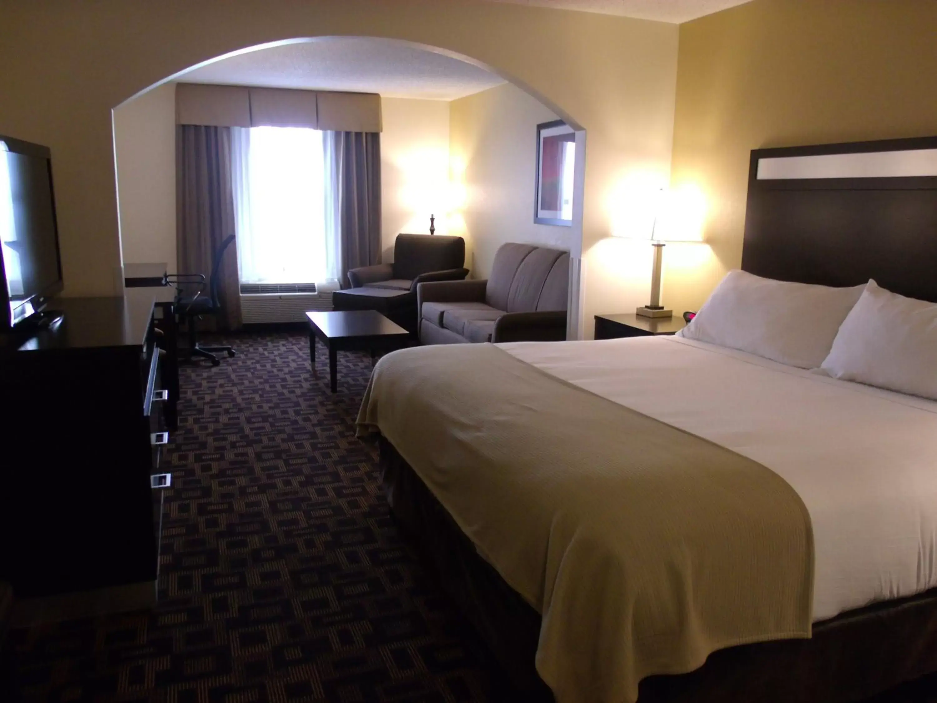 Photo of the whole room, TV/Entertainment Center in Holiday Inn Express Hotel and Suites Marysville, an IHG Hotel