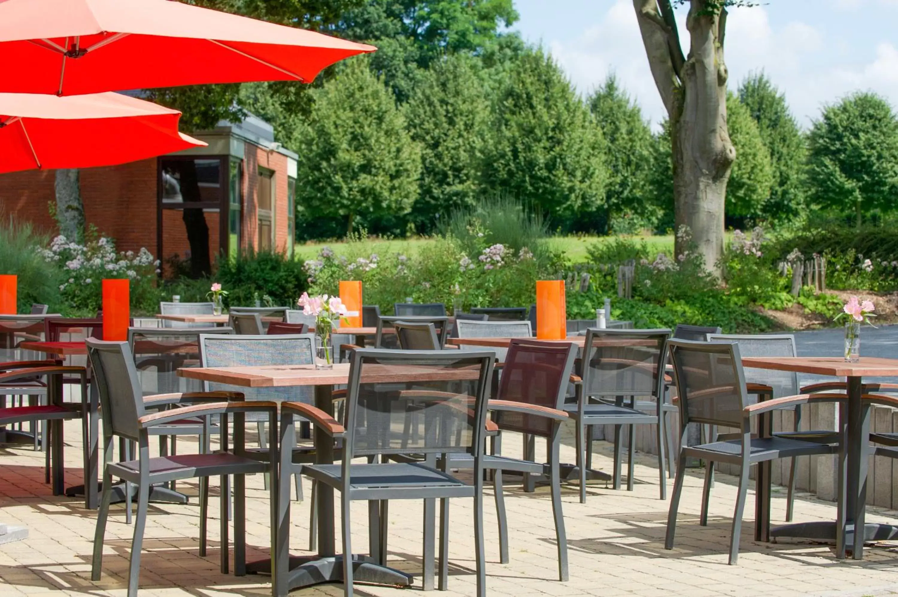 Balcony/Terrace, Restaurant/Places to Eat in ibis Styles Louvain-la-Neuve Hotel and Events