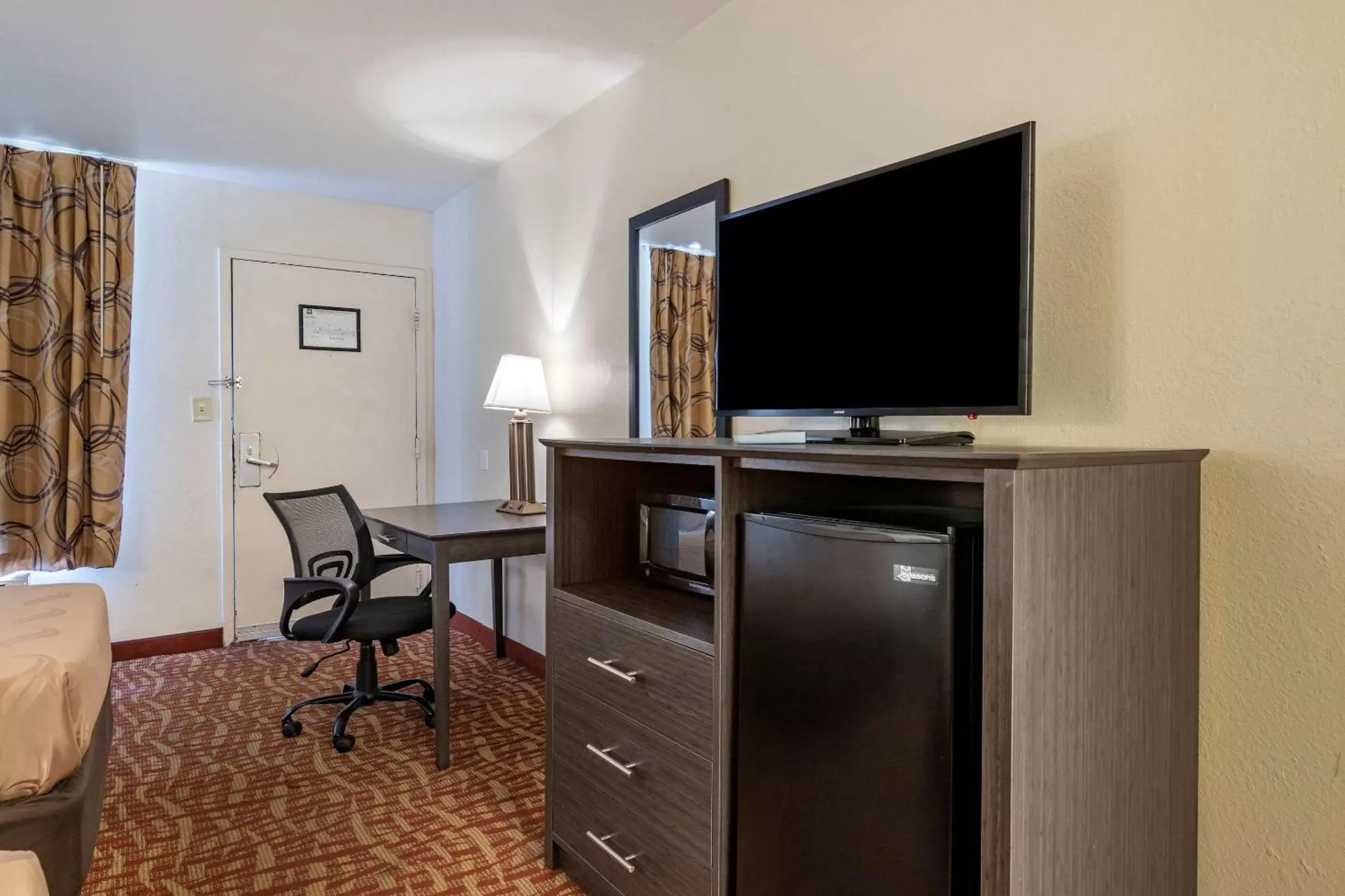 Bedroom, TV/Entertainment Center in Quality Inn At Town Center