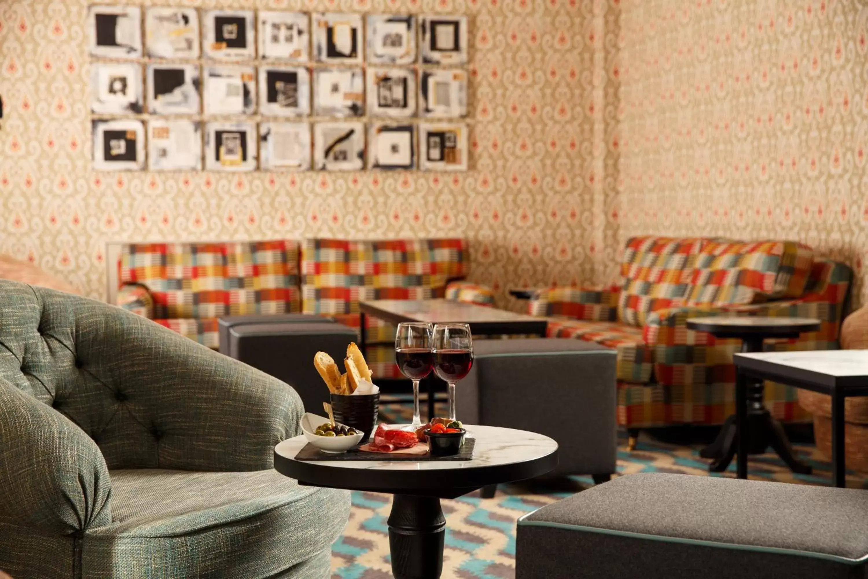 Lounge or bar in Mercure Maidstone Great Danes Hotel