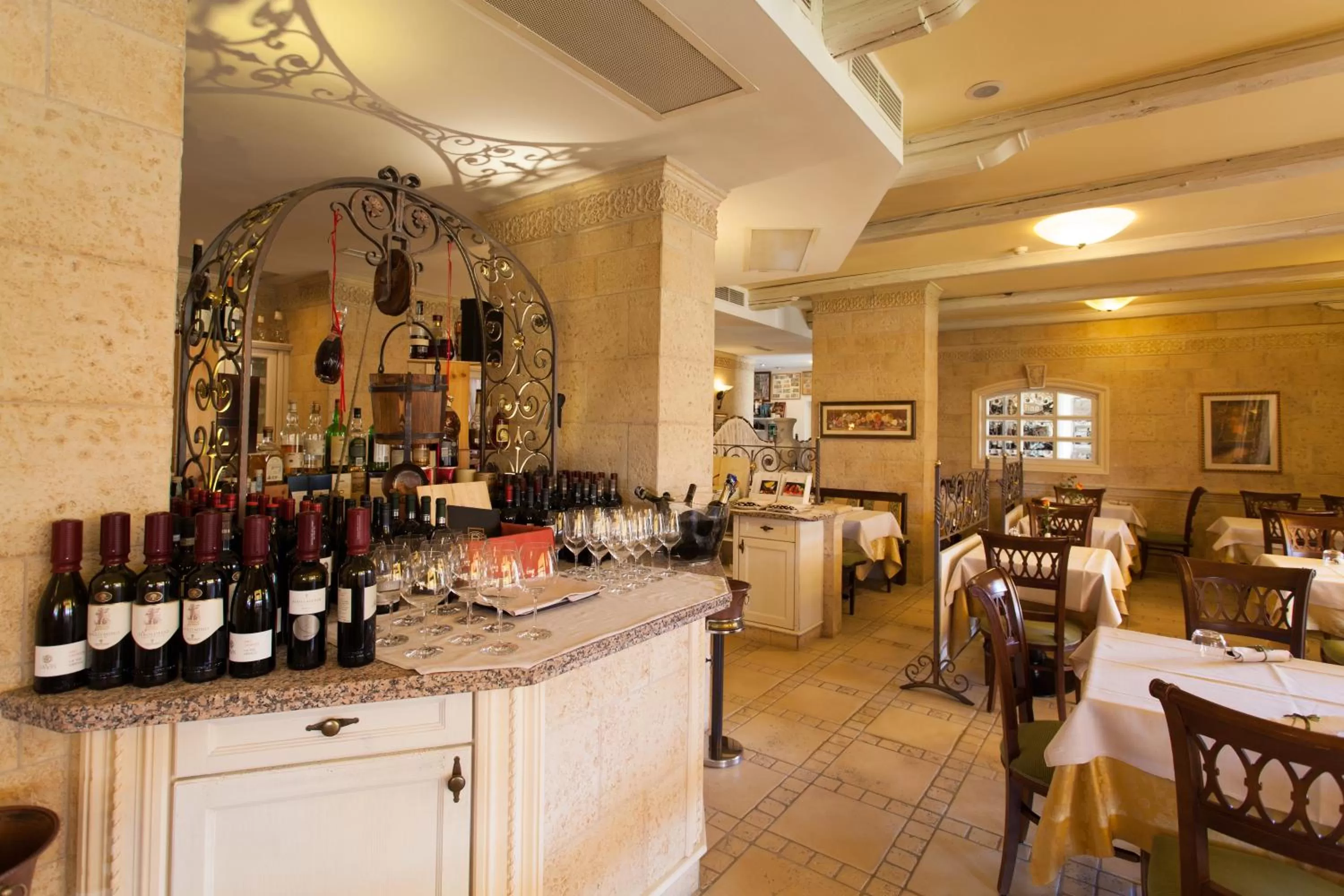 Restaurant/places to eat in Sartori's Hotel