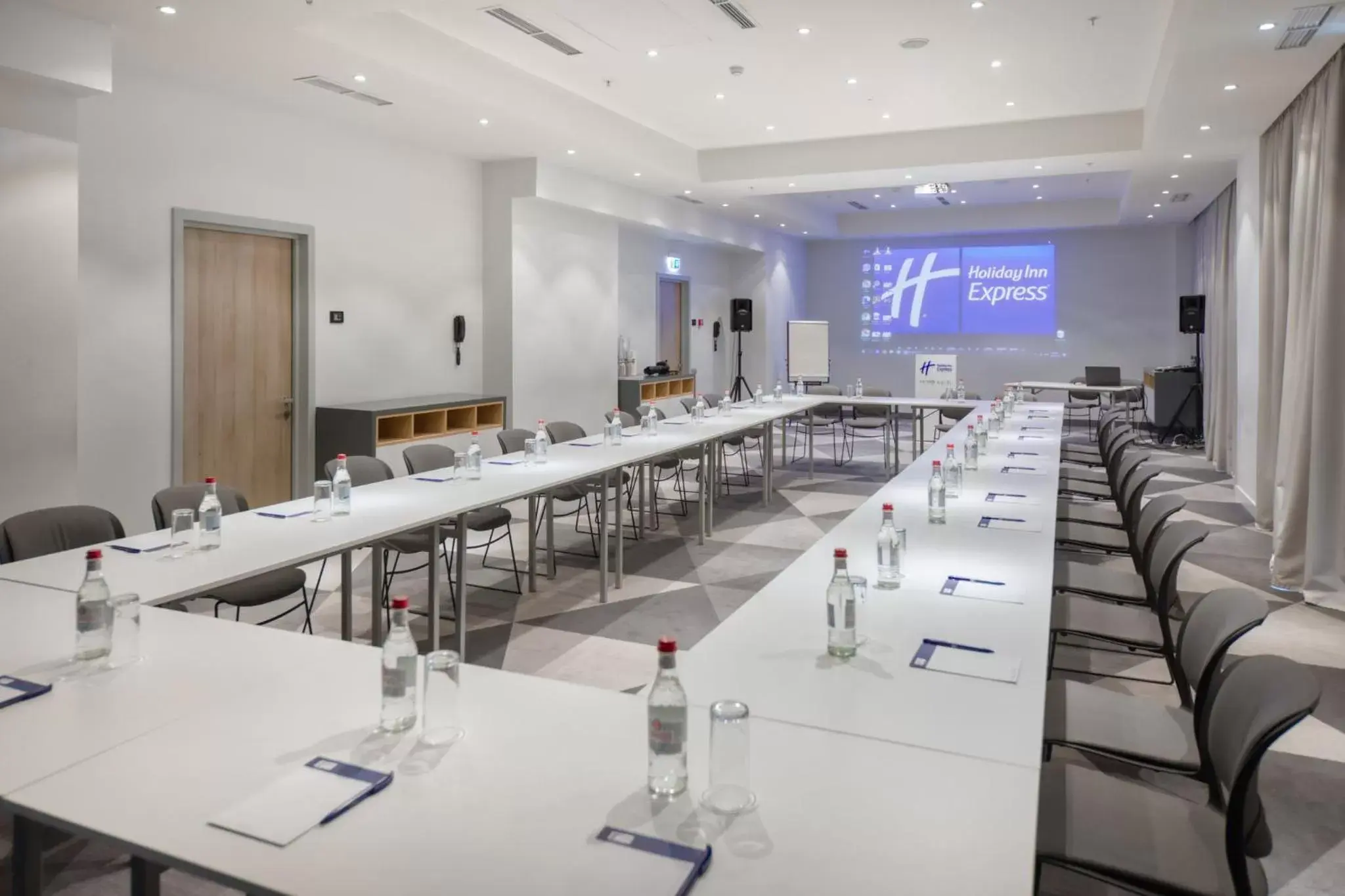Meeting/conference room in Holiday Inn Express - Yerevan, an IHG Hotel