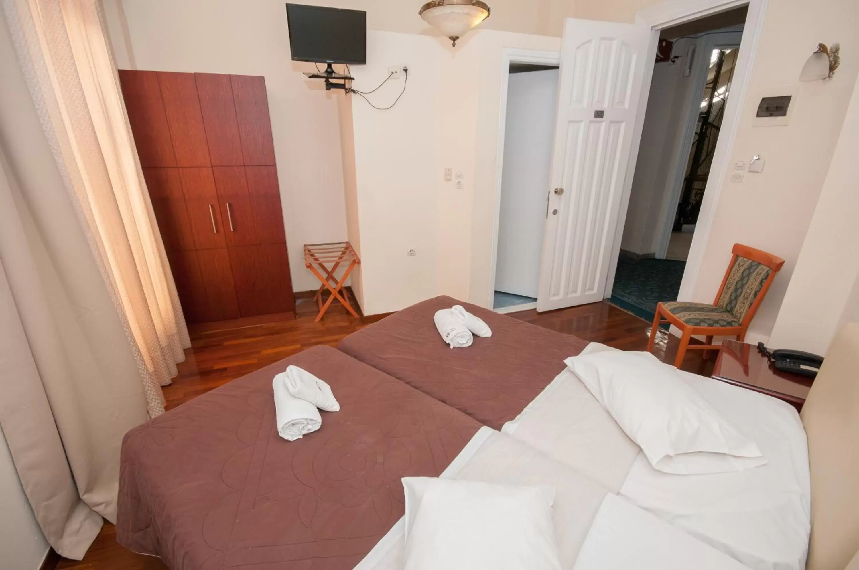 Photo of the whole room, Bed in Cecil Hotel