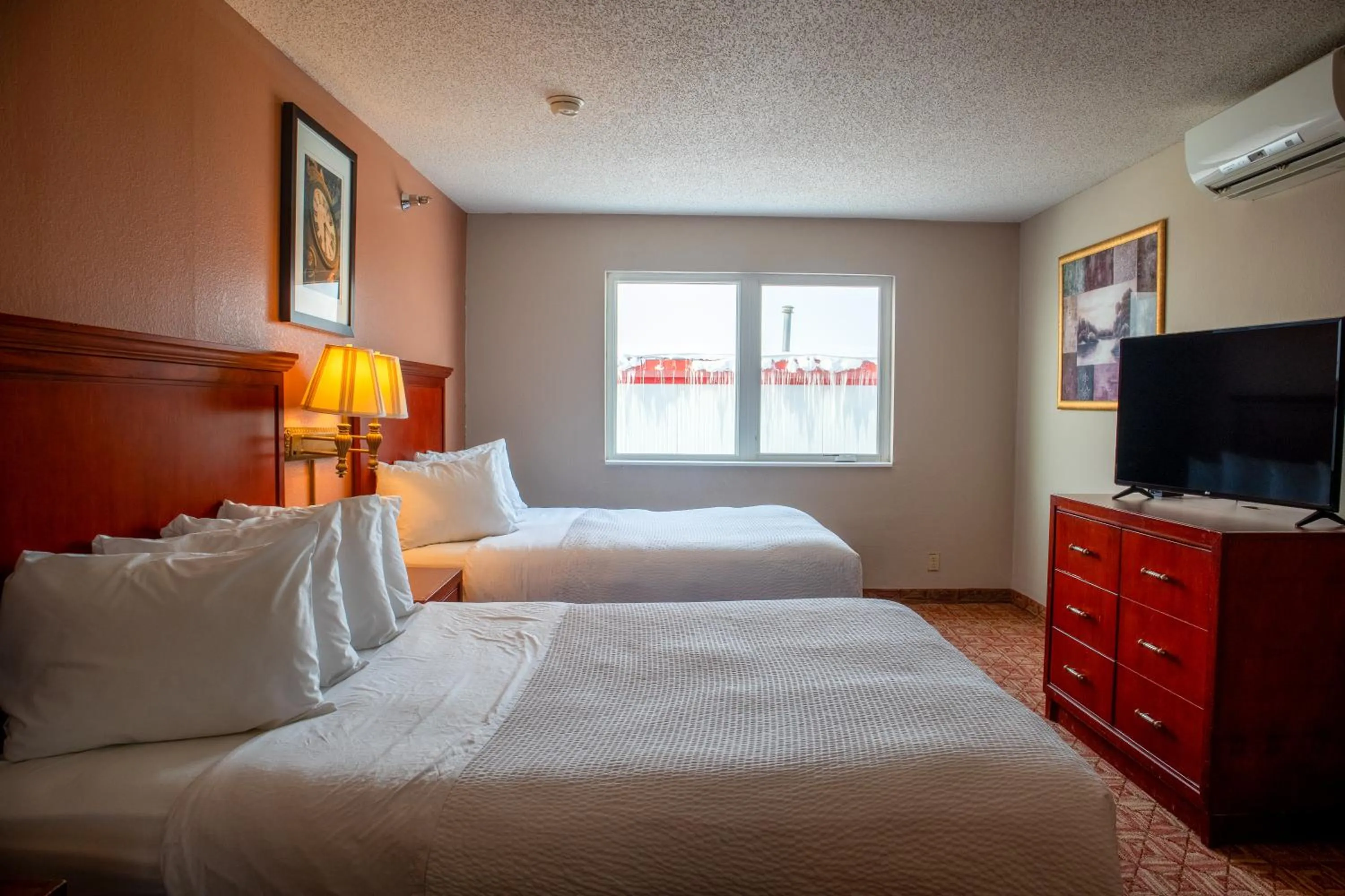 Two Queen Bed Suite with Sofa Bed And Hot Tub in Norland Inn & Suites Roseau