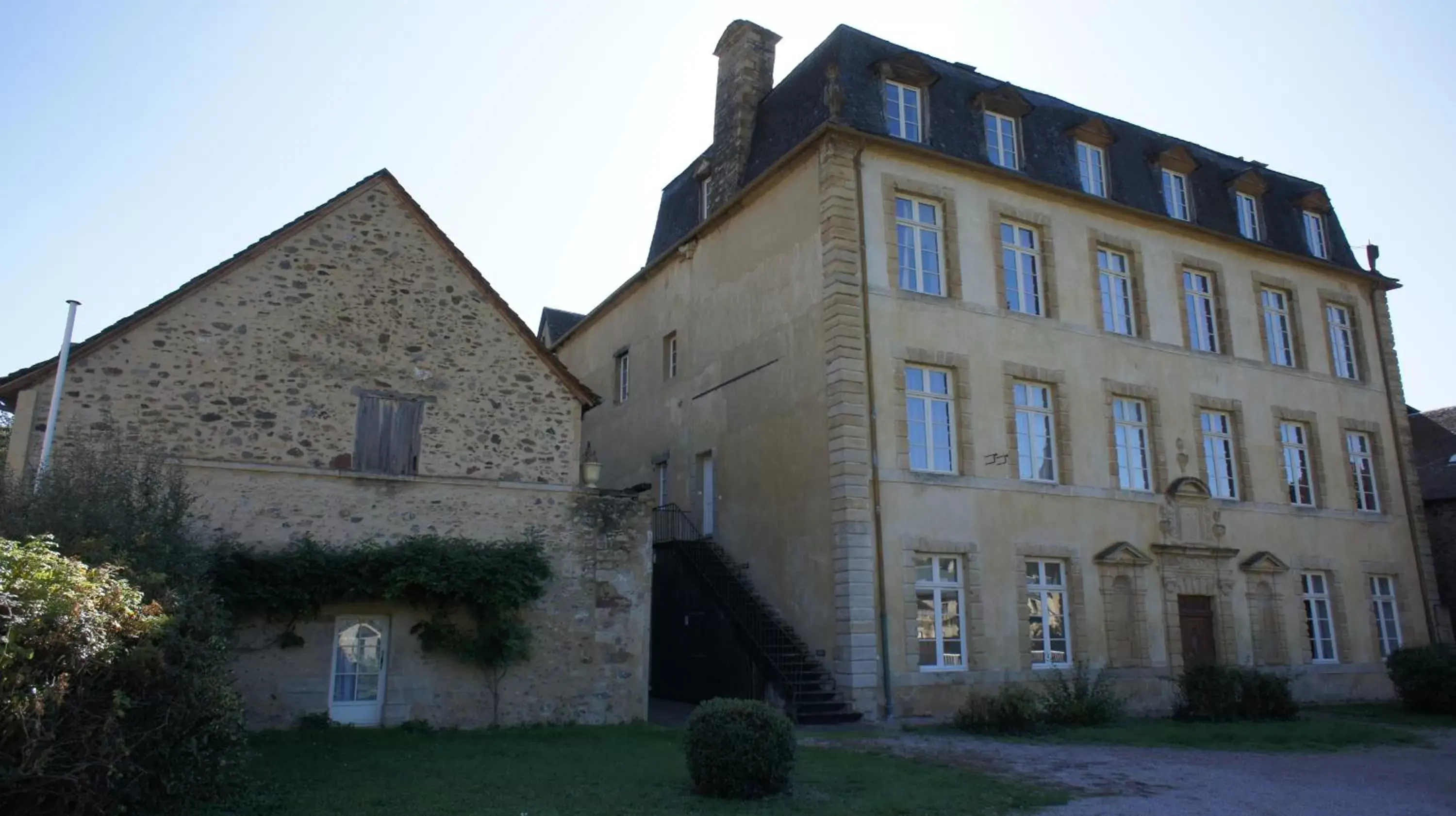 Property Building in Chateau Ricard