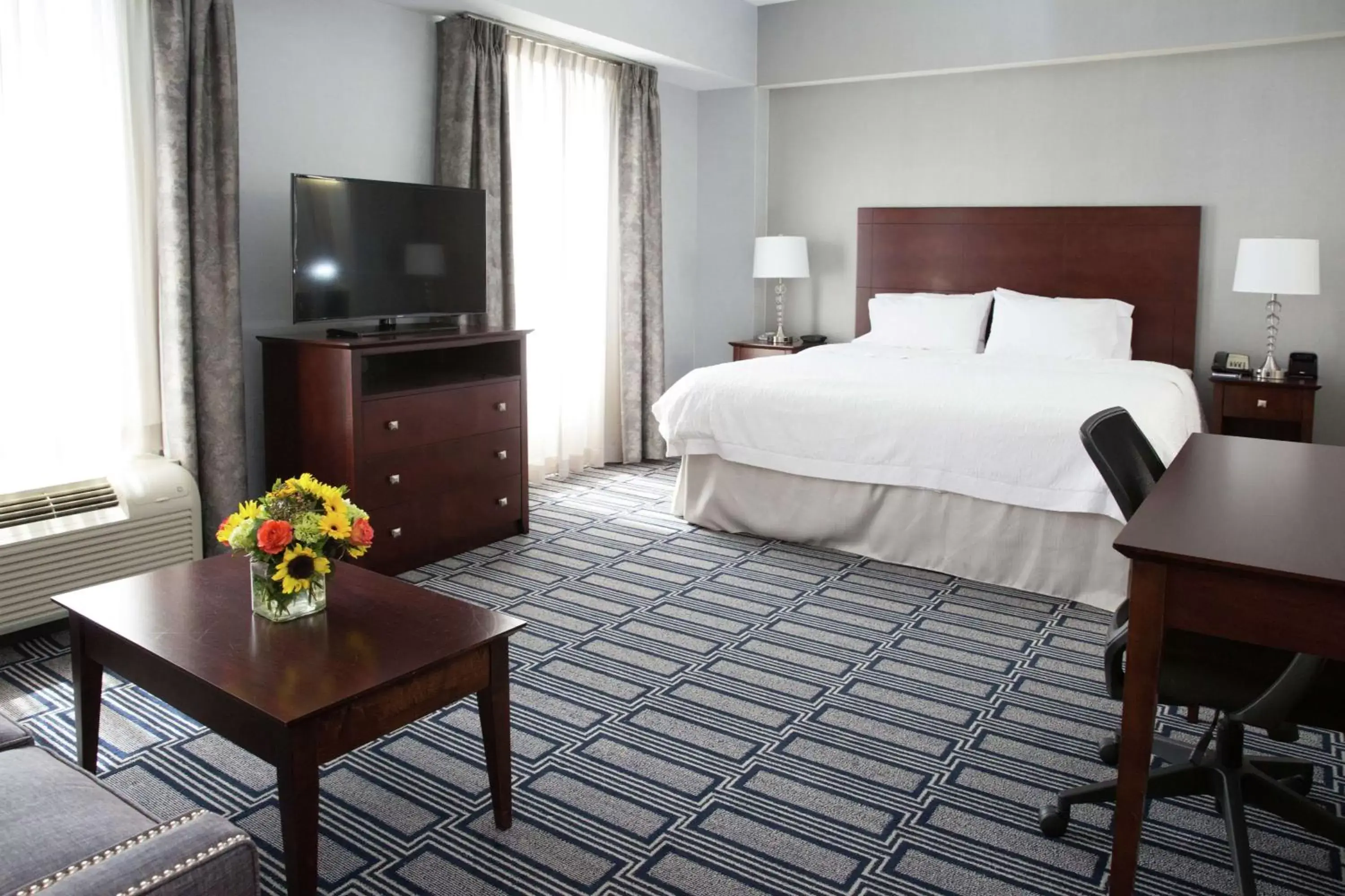 Bedroom, TV/Entertainment Center in Hampton Inn & Suites Providence Downtown