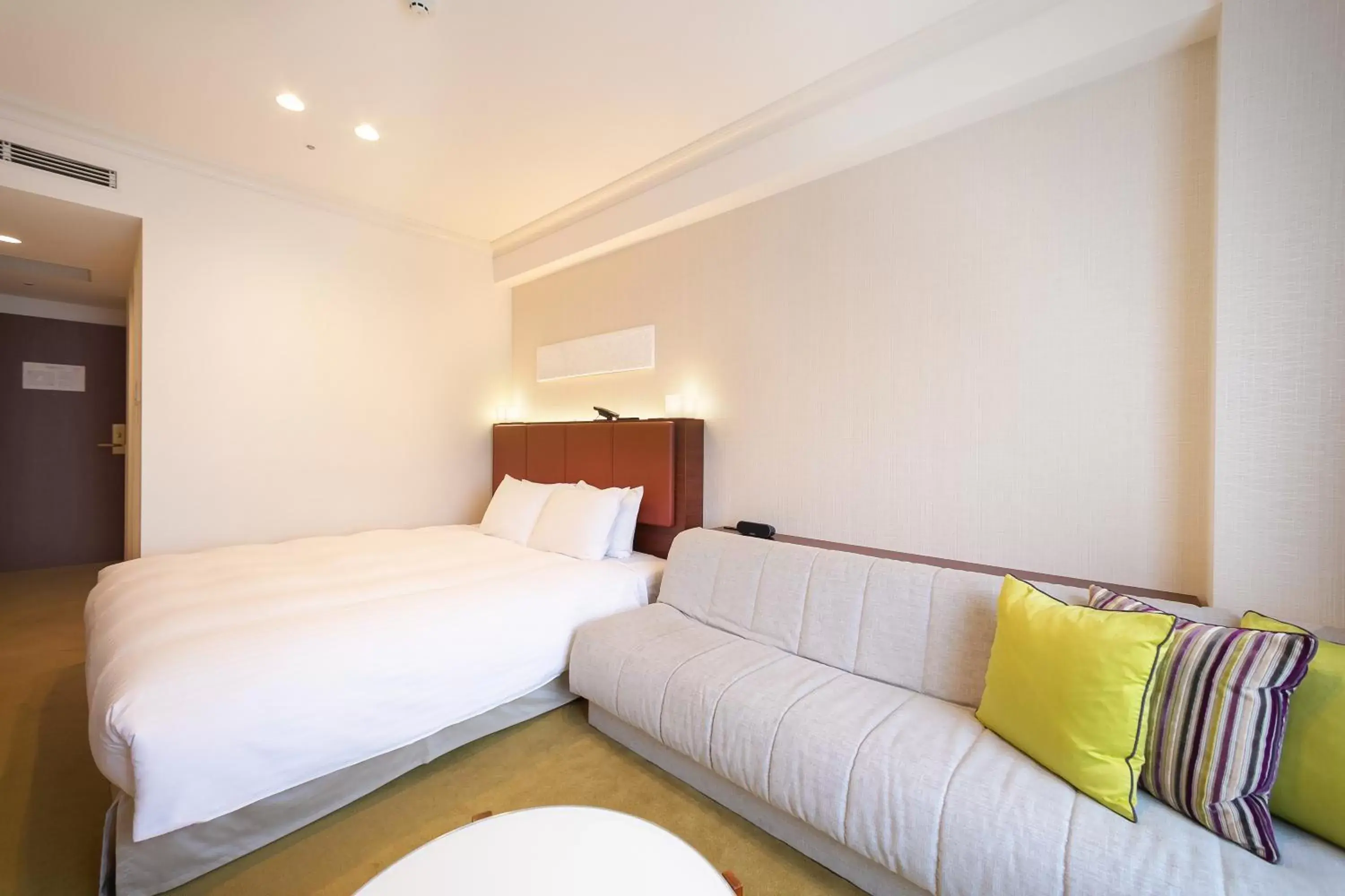 Photo of the whole room, Bed in Namba Oriental Hotel