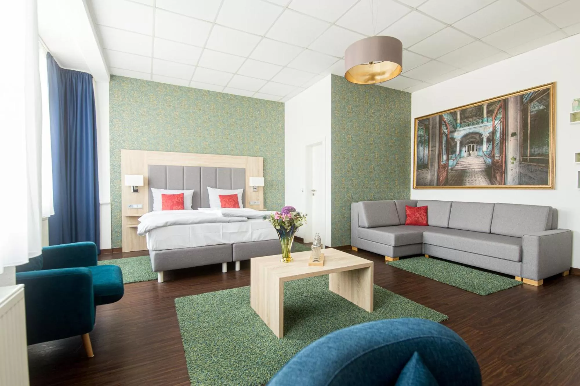 Living room, Bed in Pallas Hotel