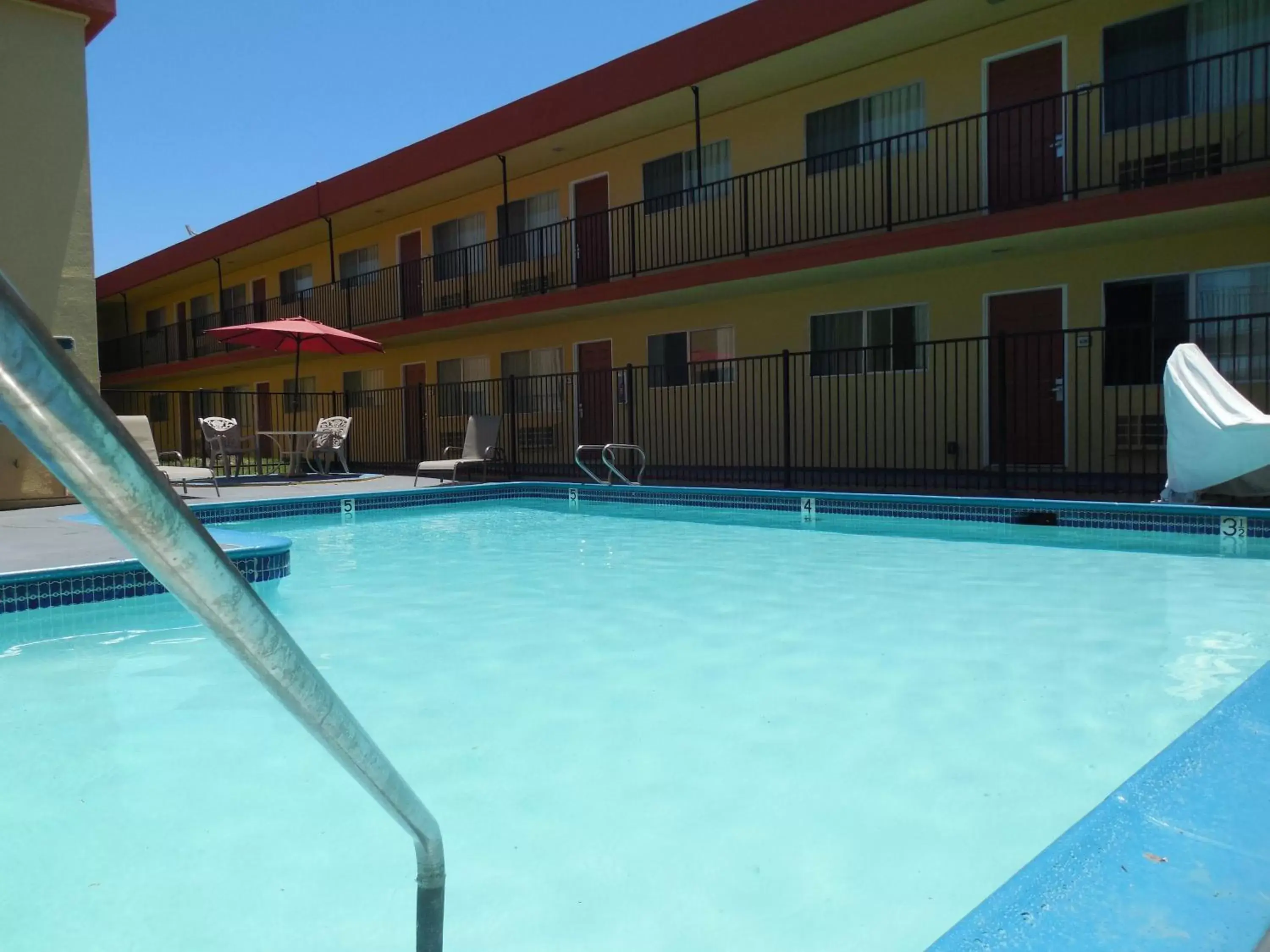 Swimming Pool in Howard Johnson by Wyndham Chula Vista/San Diego Suite Hotel