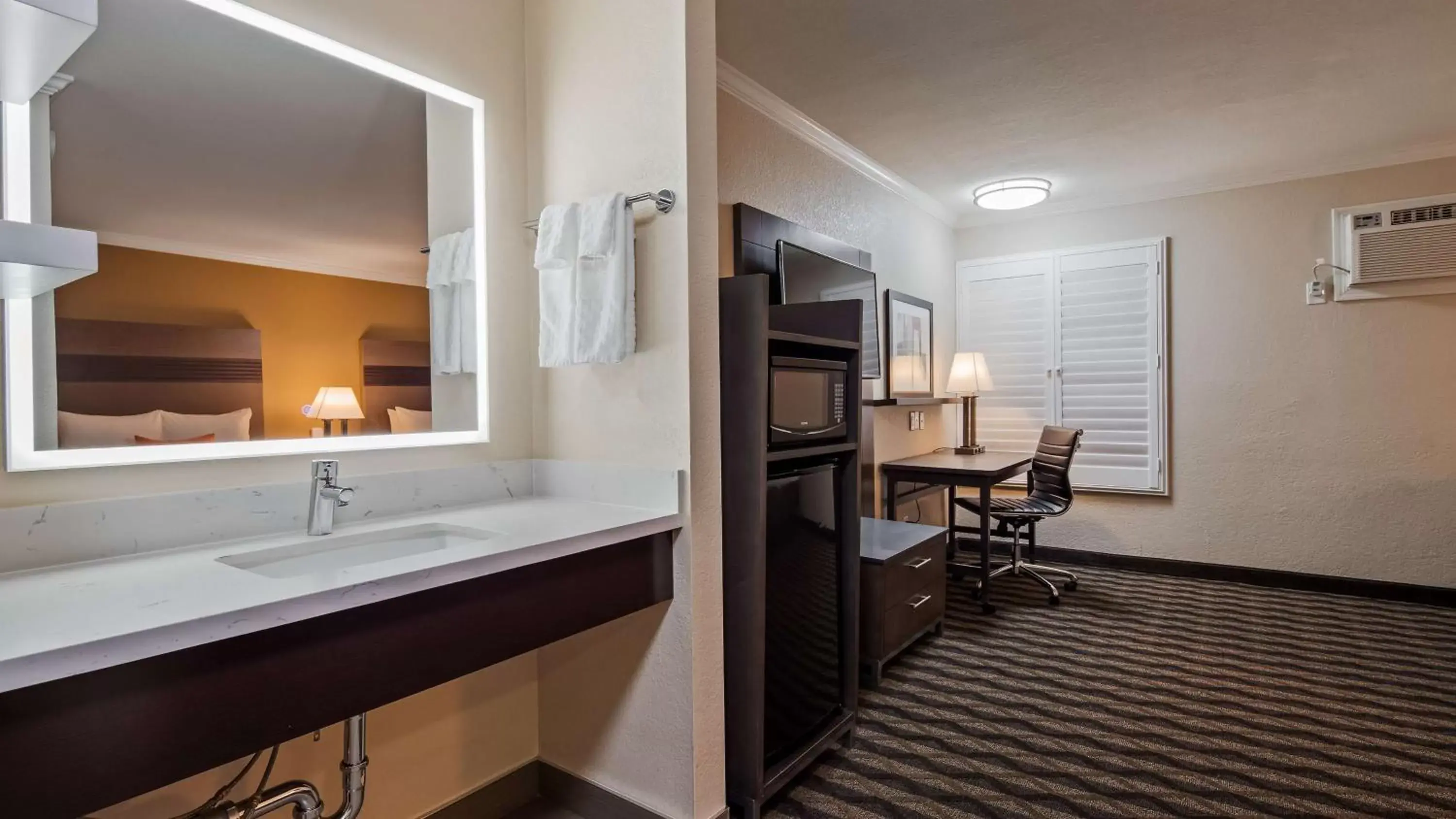 Photo of the whole room, Bathroom in Best Western Silicon Valley Inn