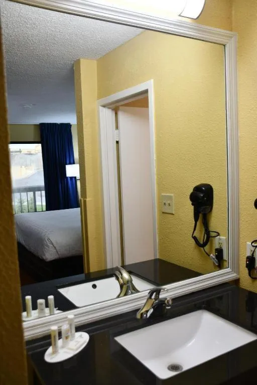 Bed in Baymont by Wyndham Macon I-75