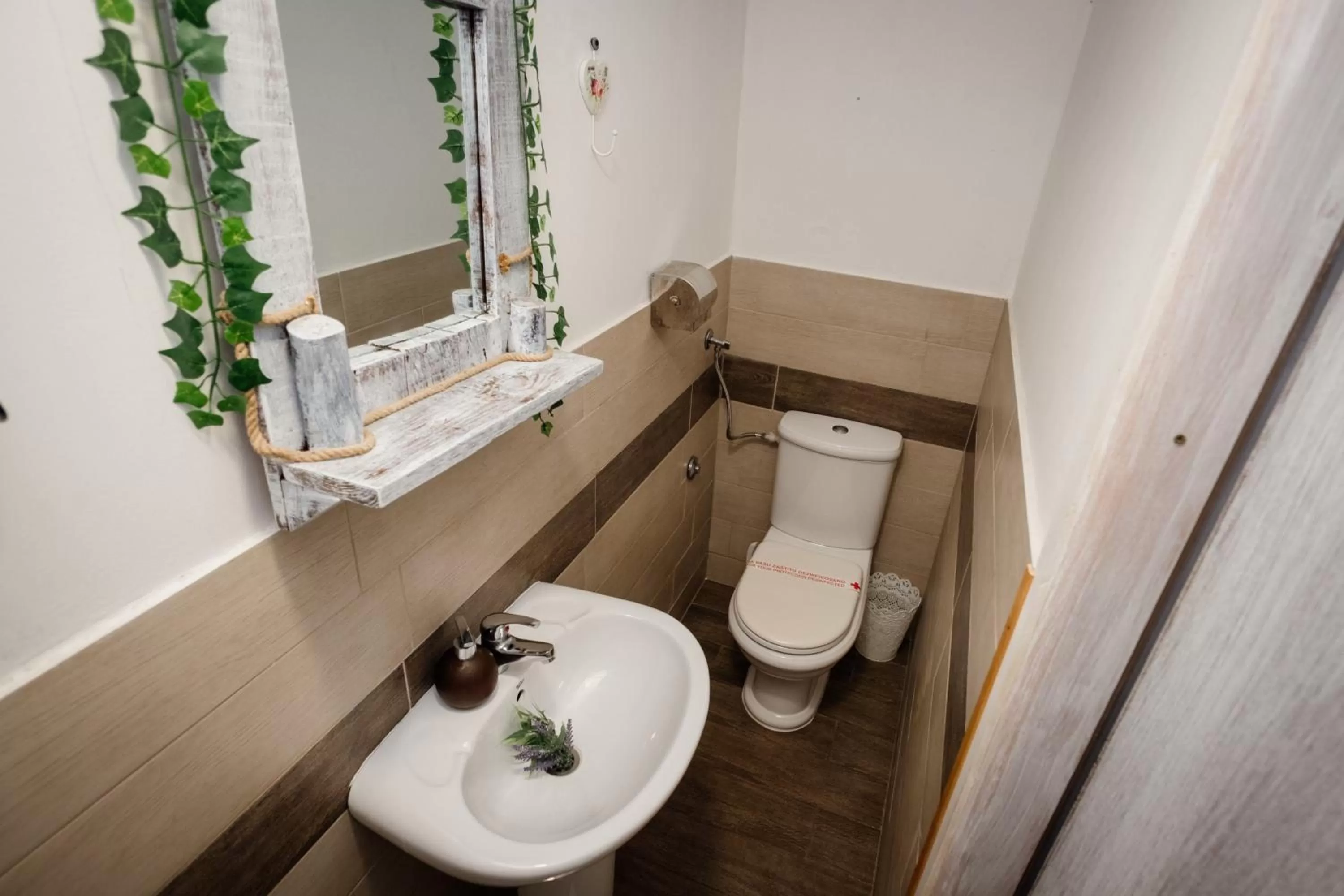 Toilet in Kraljevsko selo Kotromanićevo