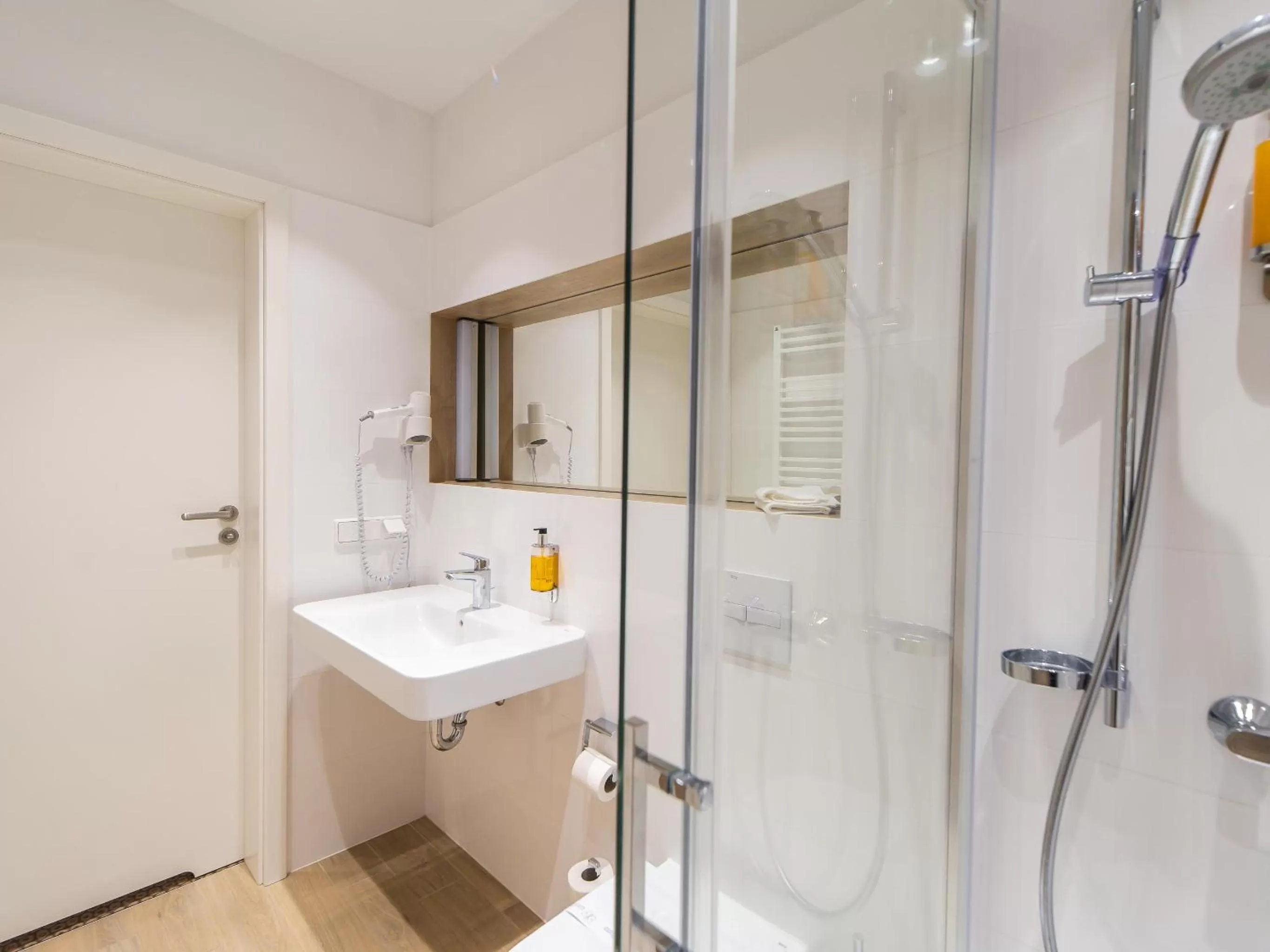 Shower in Molo Park Aparthotel