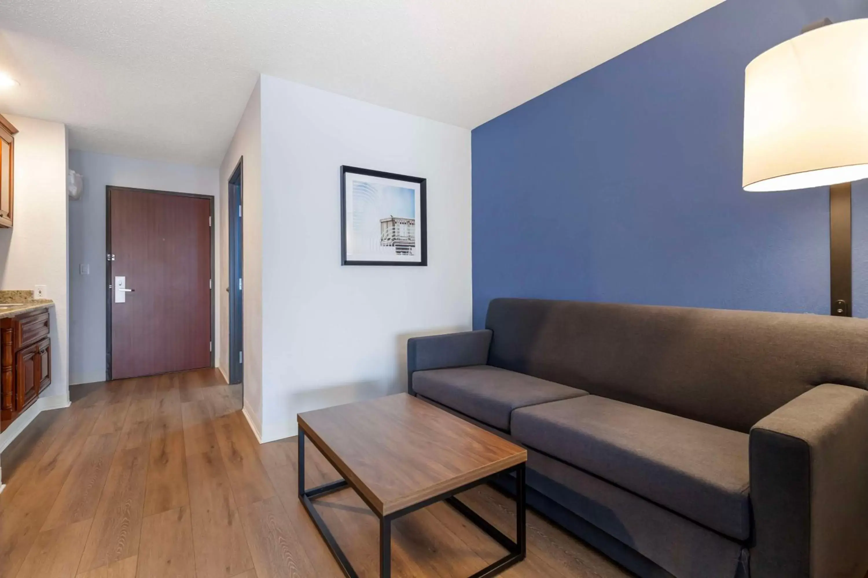 Bedroom, Seating Area in Best Western Sycamore Inn