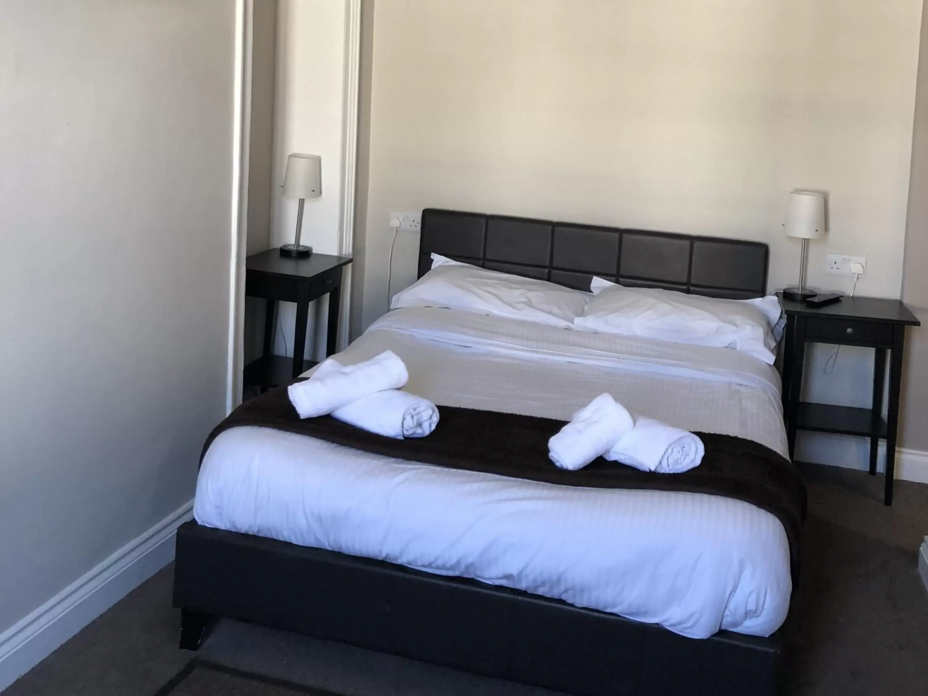 Bathroom, Bed in The Cornubia Inn