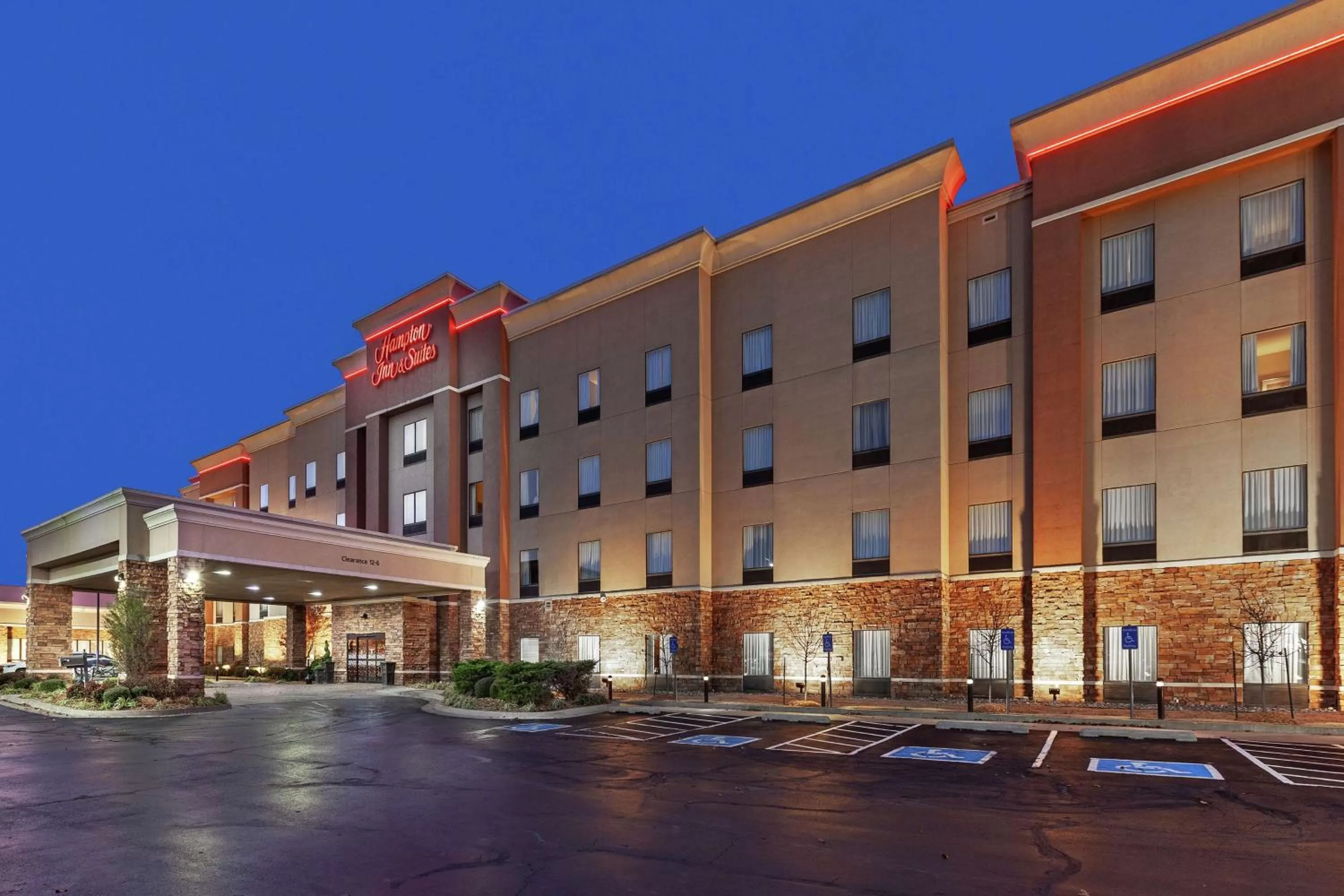 Property building in Hampton Inn & Suites Owasso