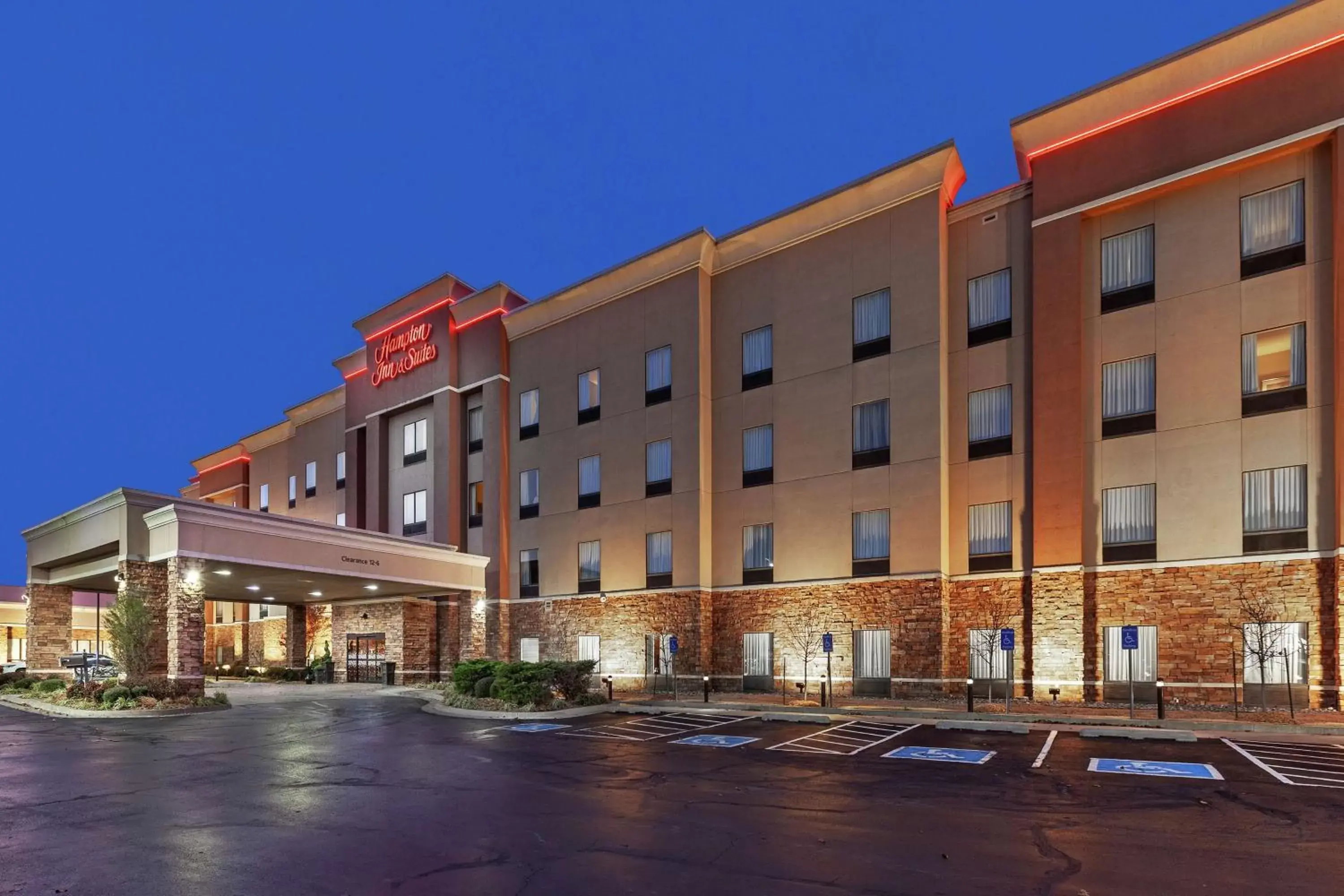 Property Building in Hampton Inn & Suites Owasso