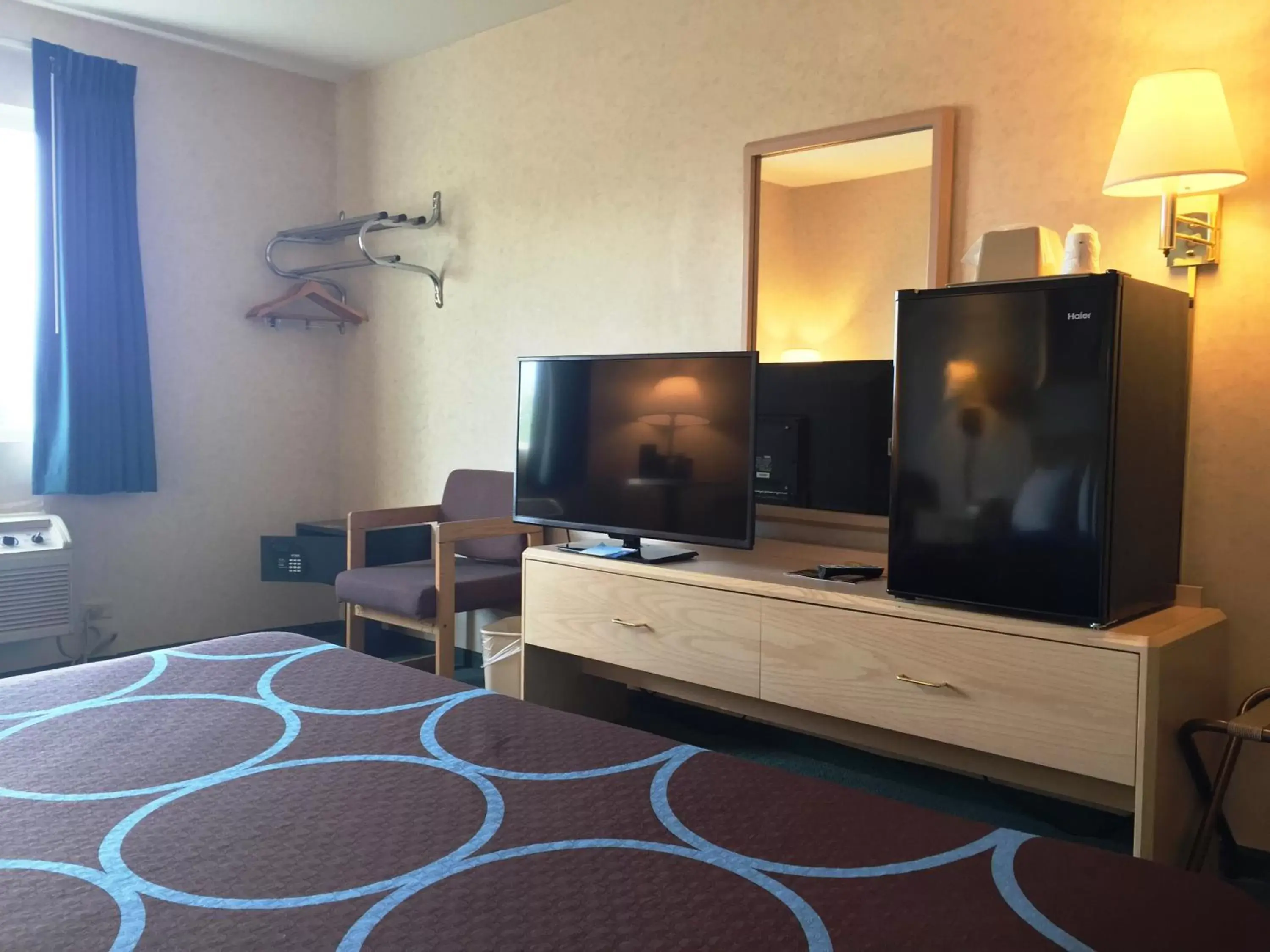 TV and multimedia, TV/Entertainment Center in Super 8 by Wyndham Canandaigua