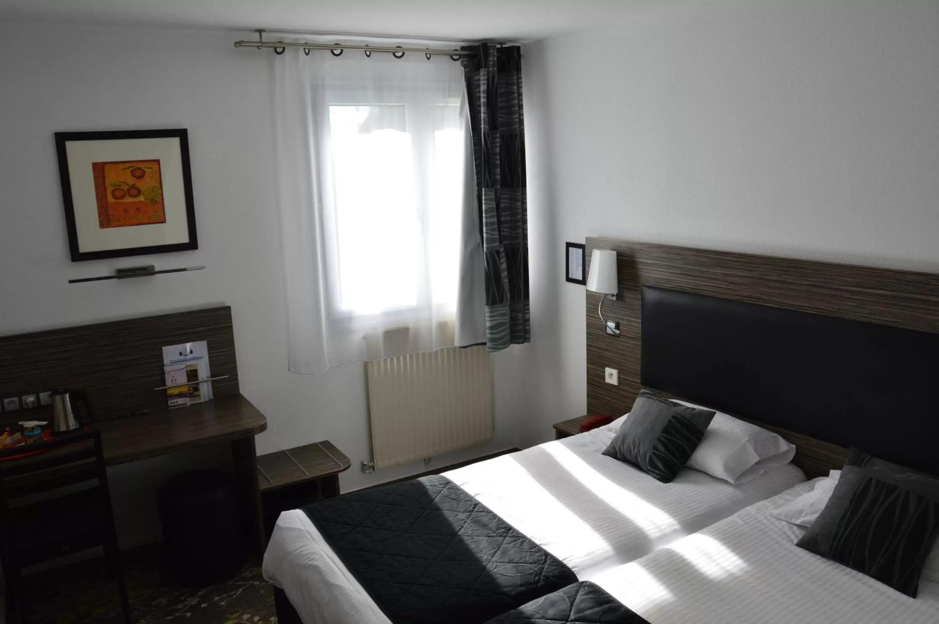 Photo of the whole room, Bed in The Originals City Hôtel, Aéroport Beauvais (ex: Inter-Hotel)