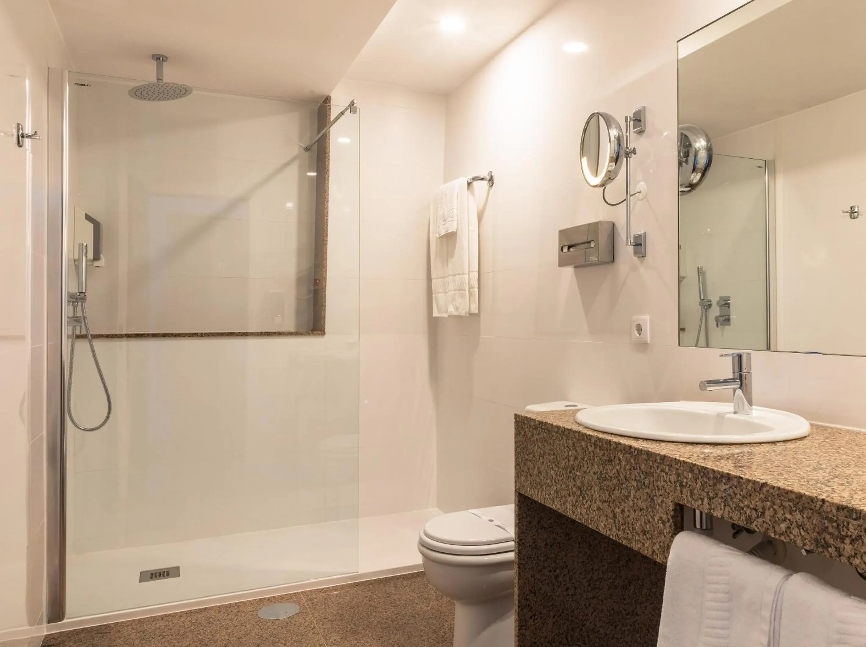 Toilet, Bathroom in Hotel Boa - Vista
