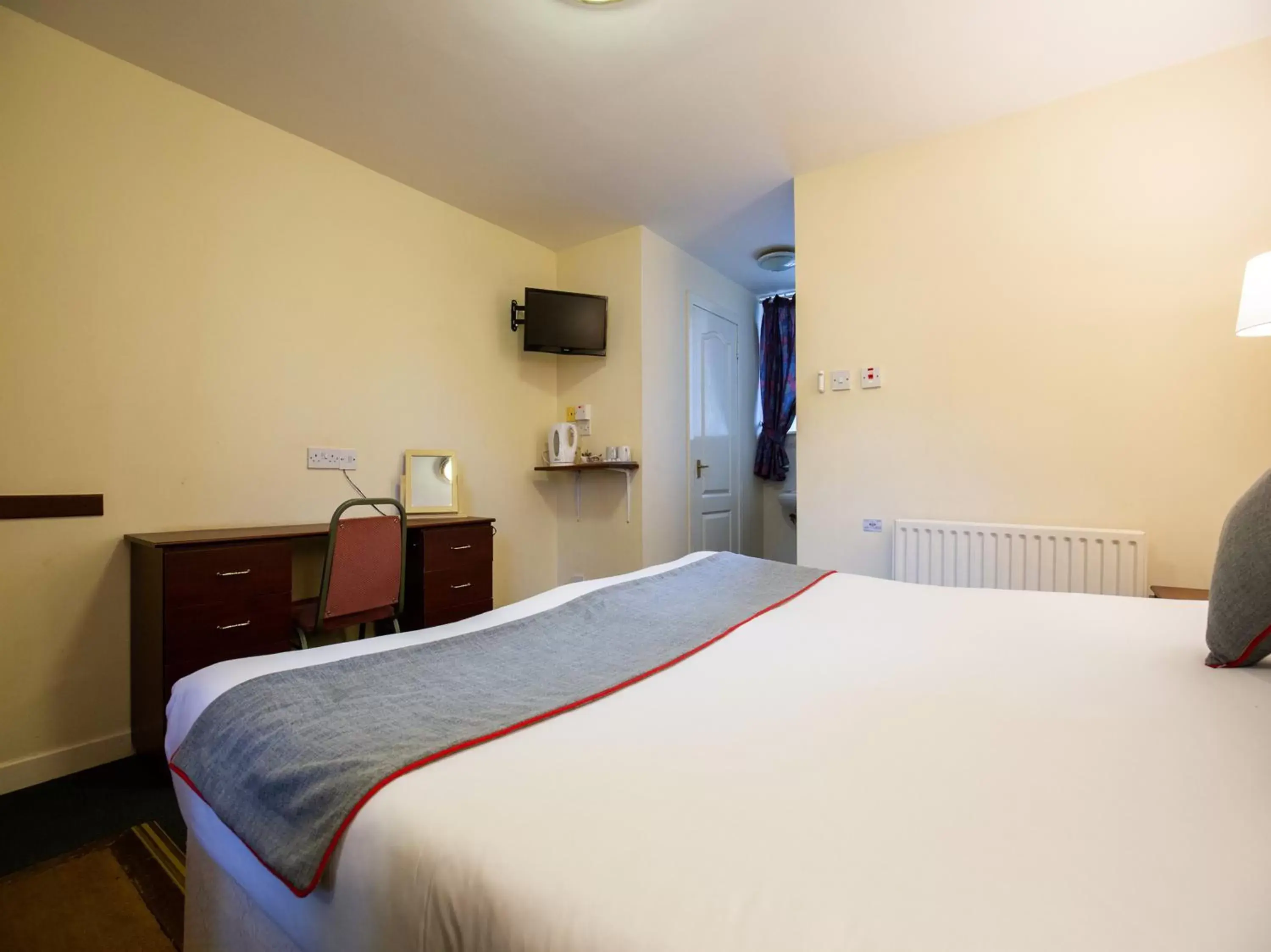 Bedroom, Bed in Longforgan Coaching Inn