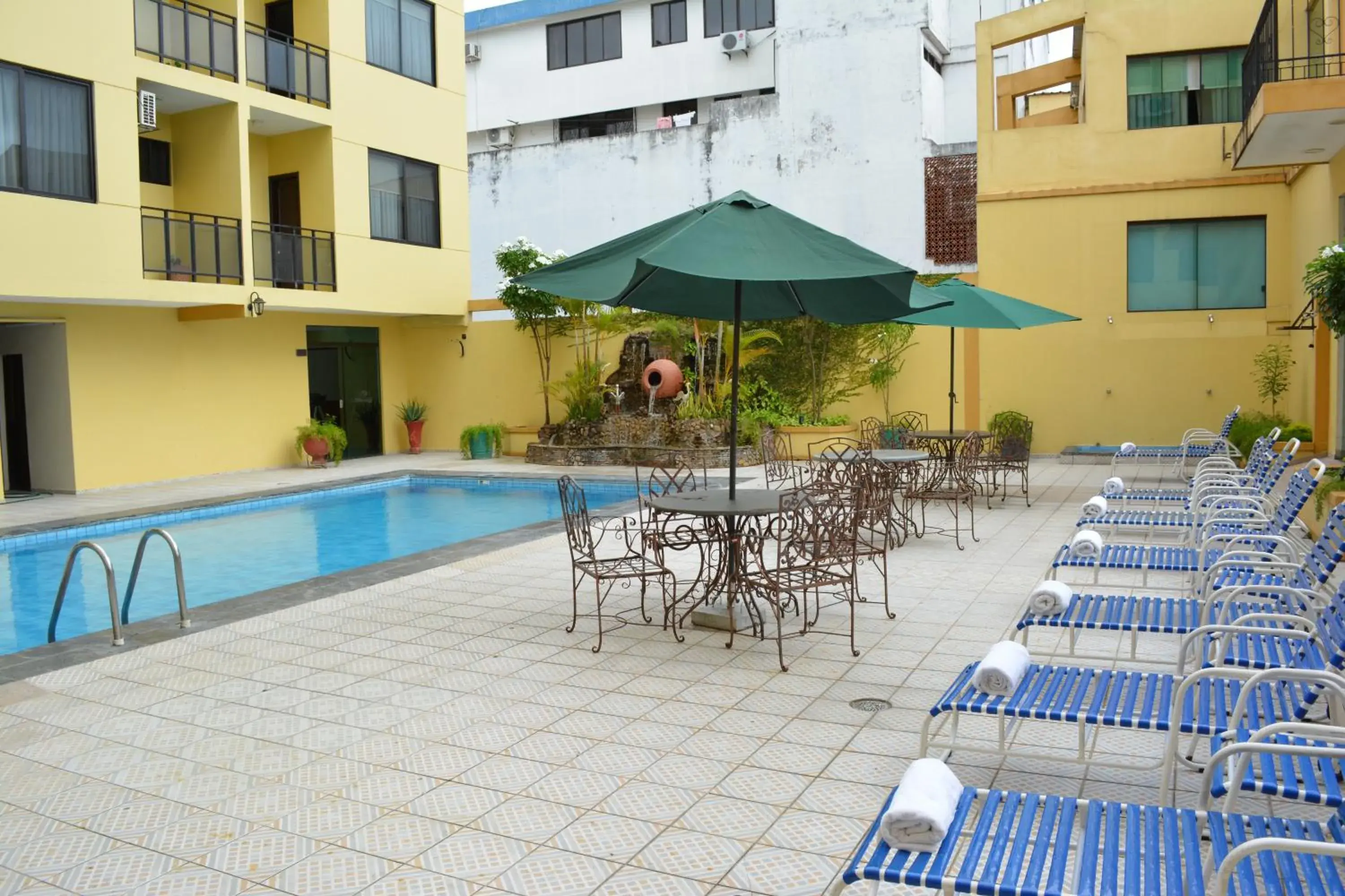 Patio, Swimming Pool in Hotel Continental Park