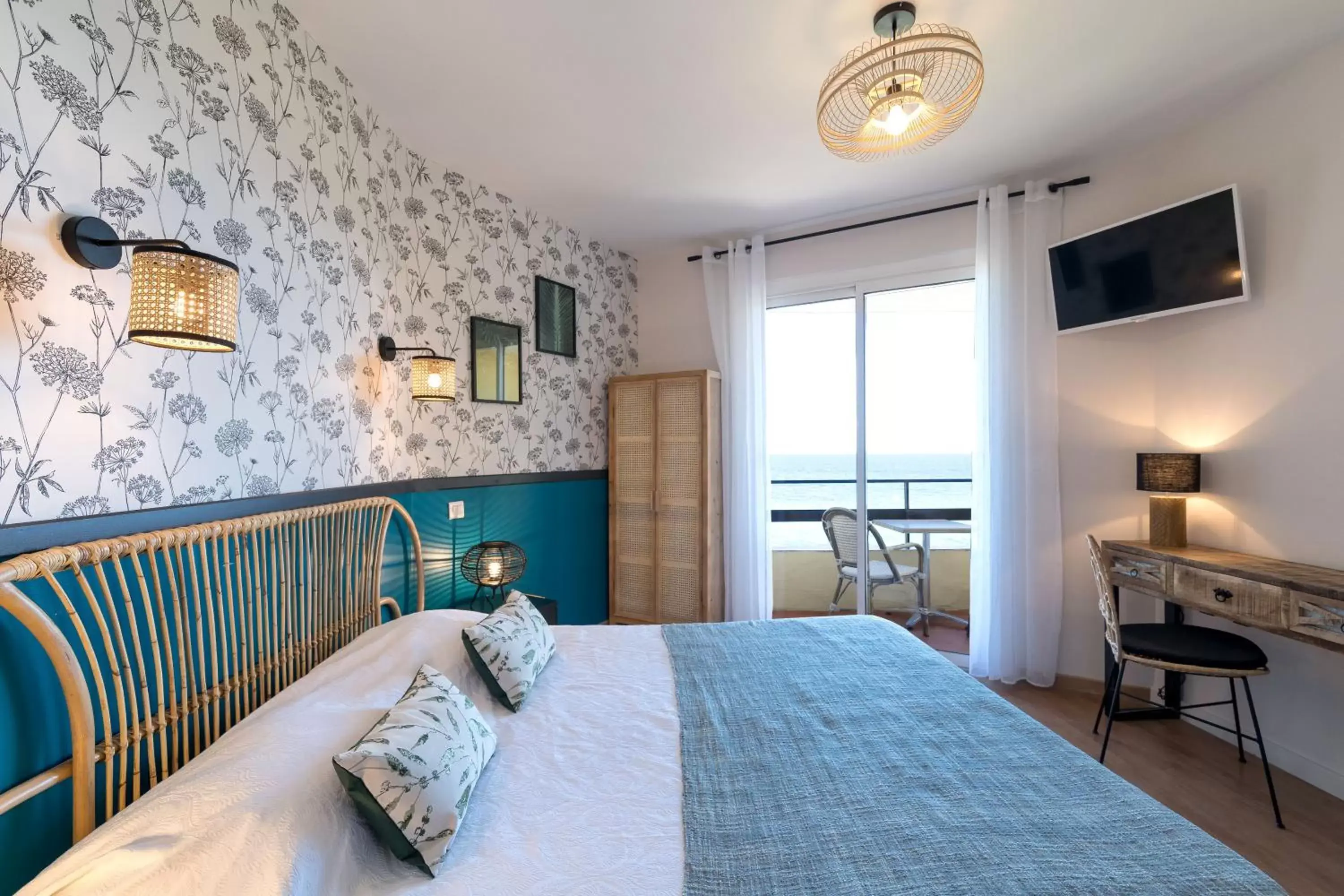 Bed in "Cap Riviera" Hotel & Restaurant Saint Aygulf