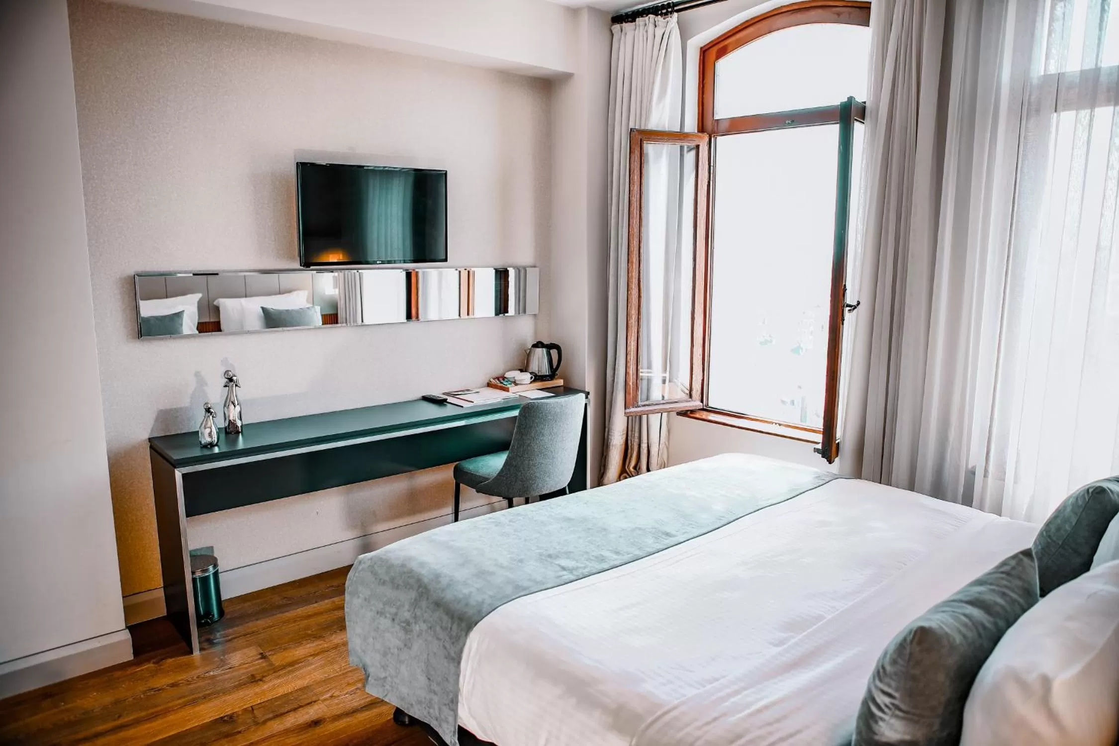 Bedroom, Bed in Juno Hotel Taksim