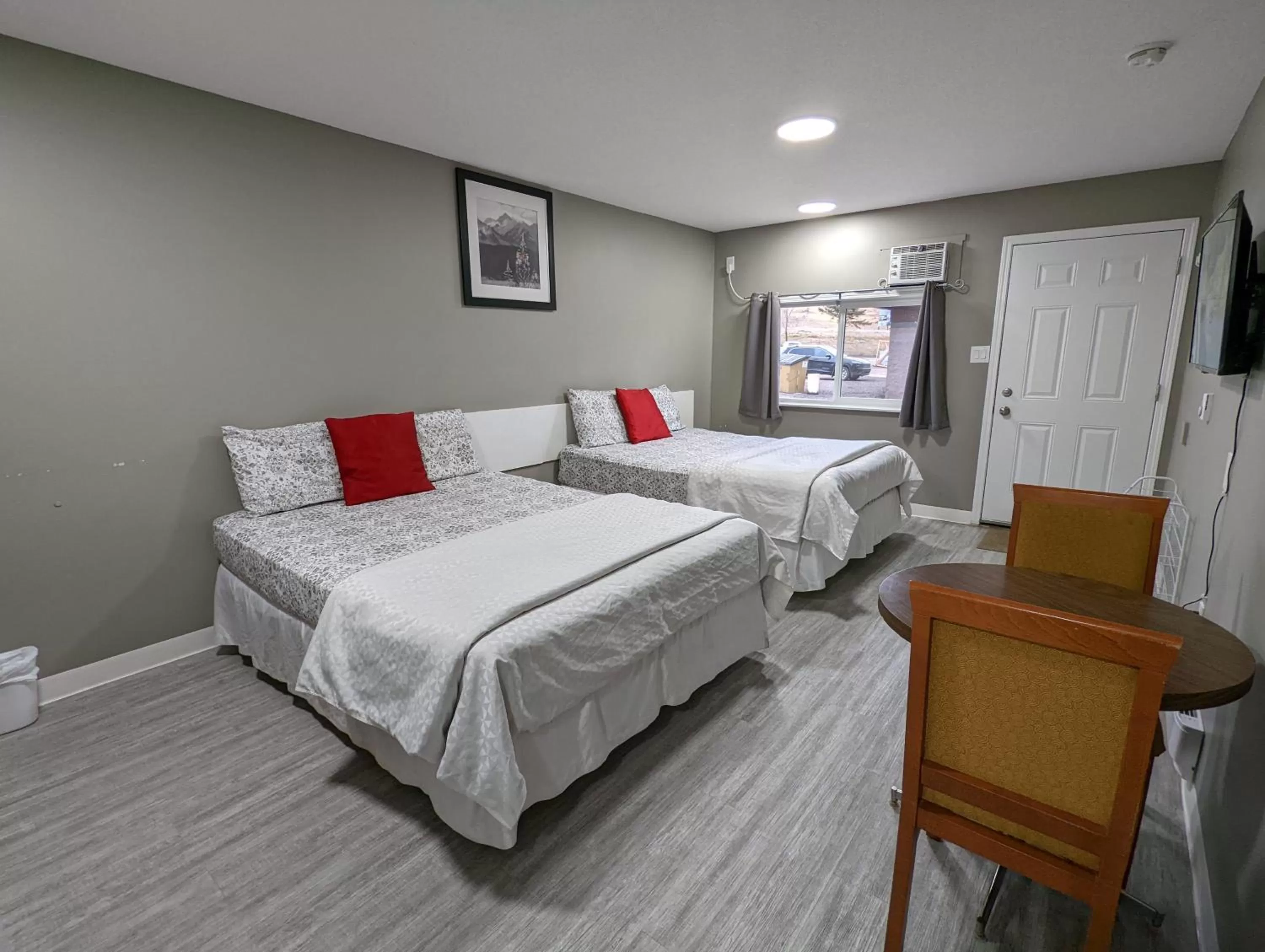 Photo of the whole room, Bed in Riverside Motel & Suites