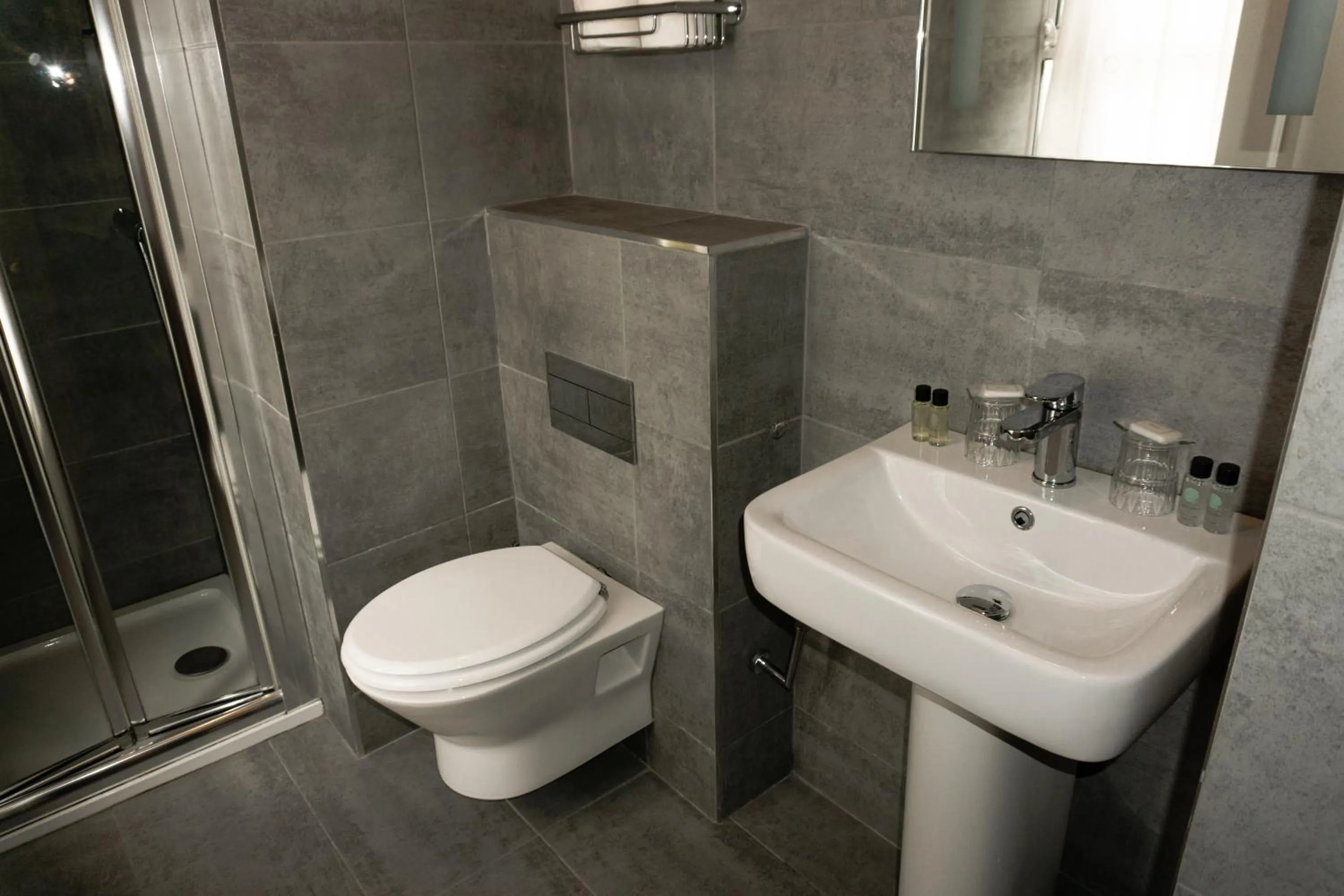 Bathroom in Phoenix Park Hotel