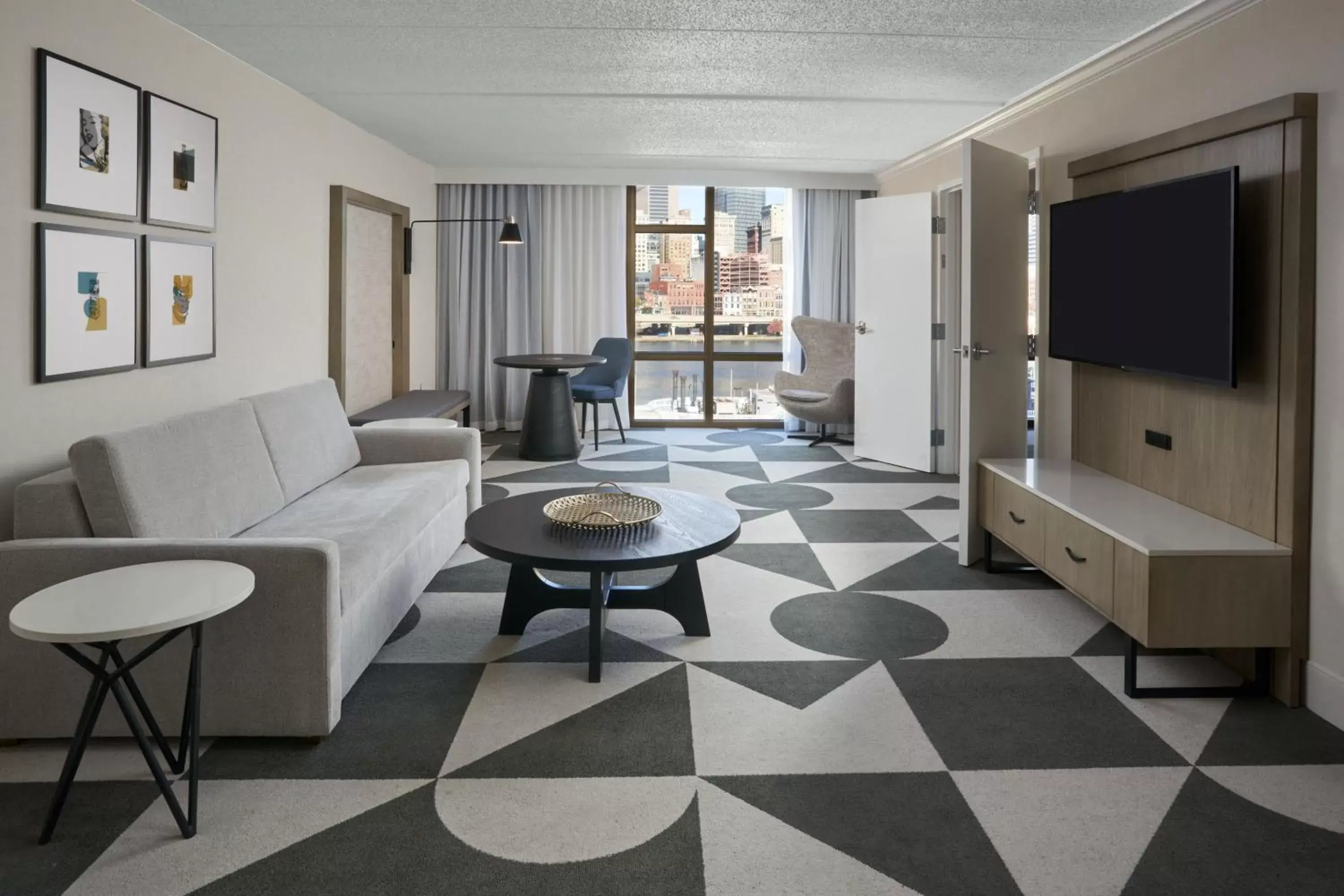 Bedroom, Seating Area in Sheraton Pittsburgh Hotel at Station Square