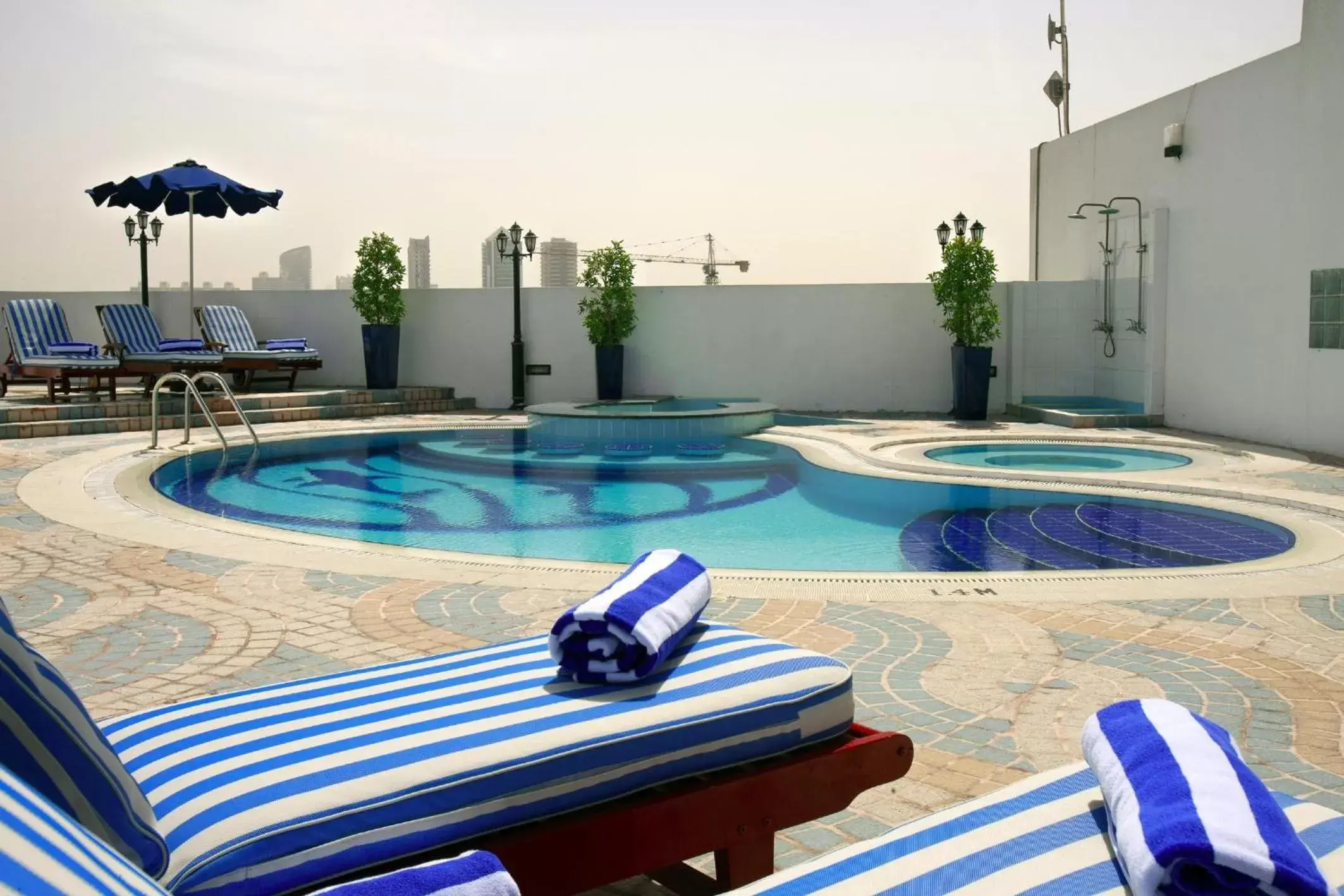Swimming Pool in Howard Johnson Bur Dubai