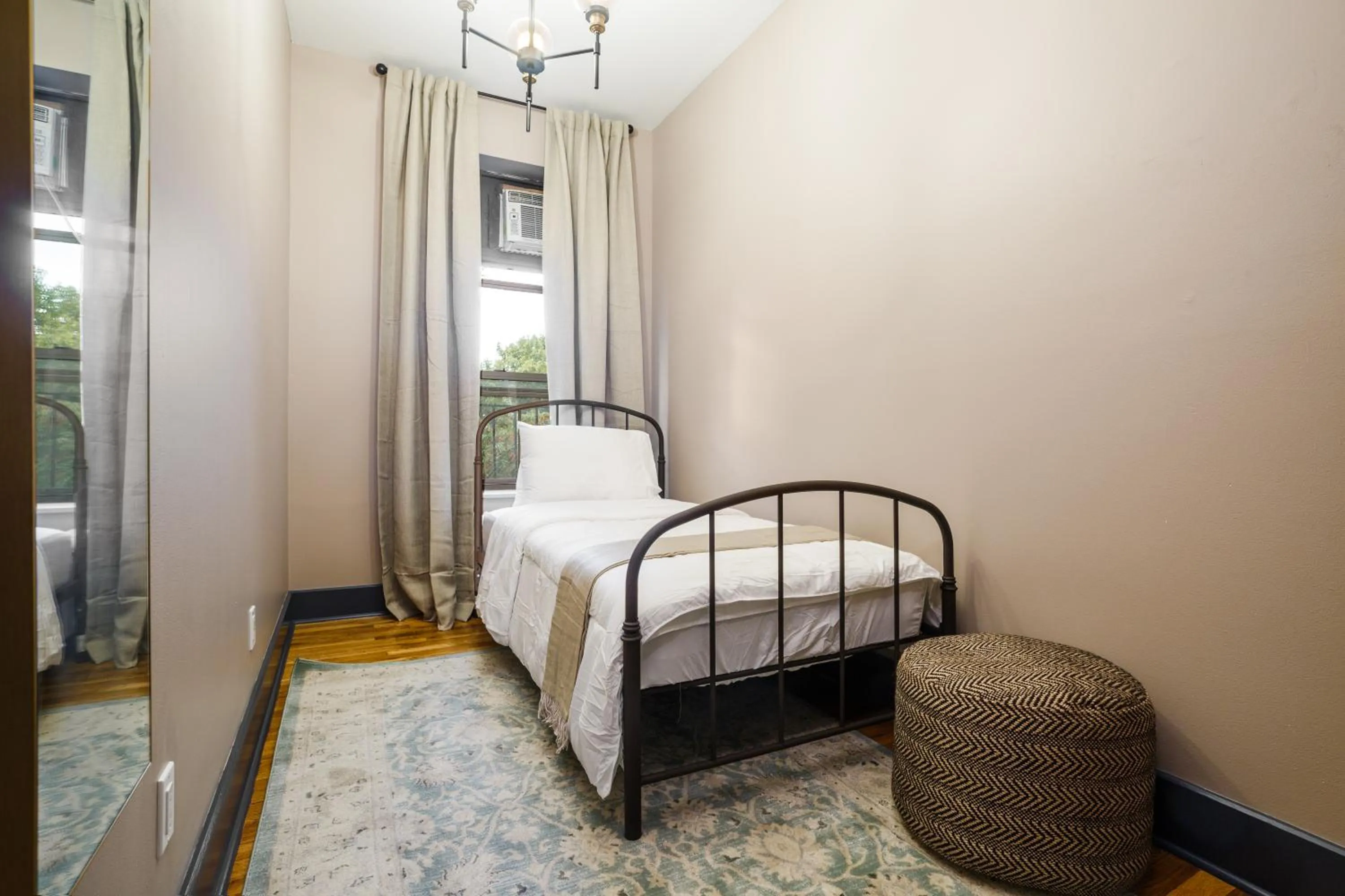 Photo of the whole room, Bed in Lamartine Chelsea