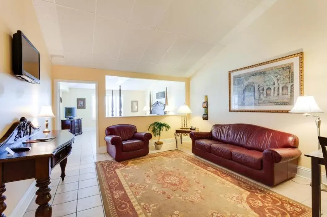 Communal lounge/ TV room, Seating Area in Naples Park Central Hotel