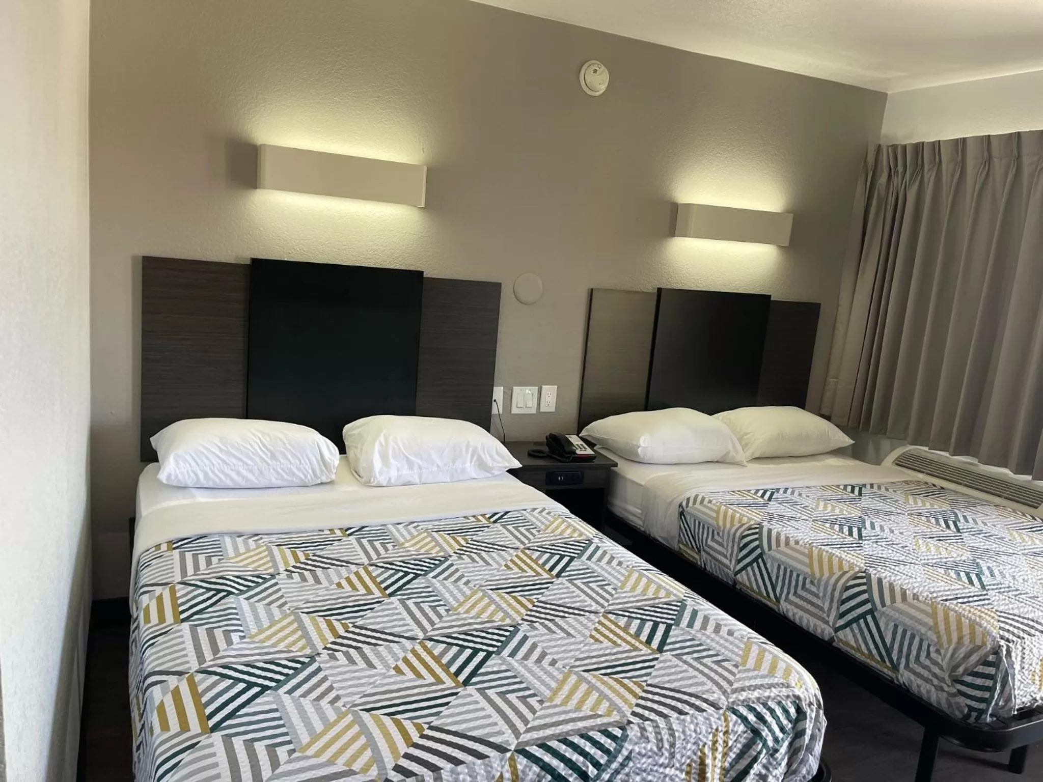 Bedroom, Bed in Motel 6 Denton, TX - UNT