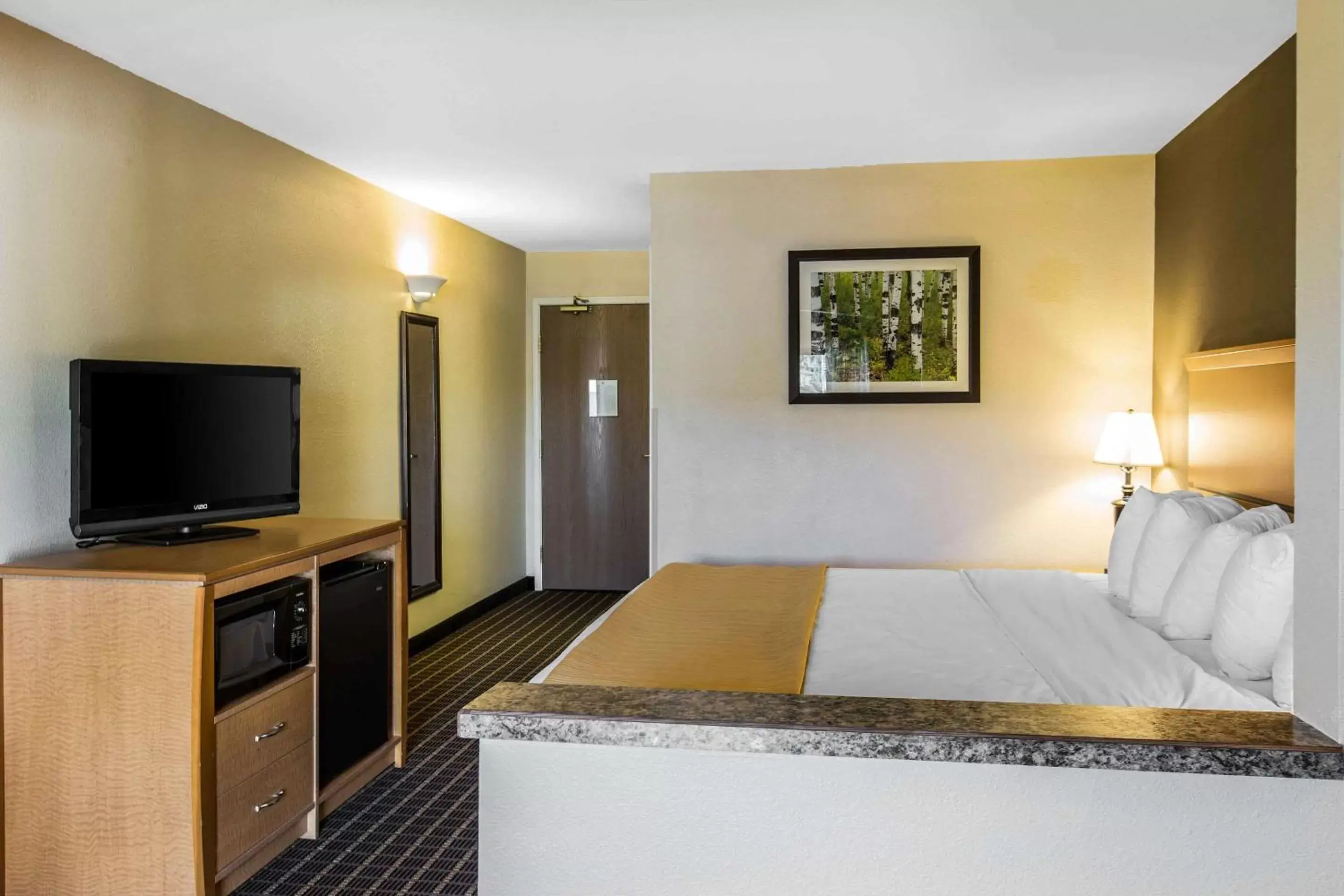 Photo of the whole room, Bed in Quality Inn and Suites Summit County