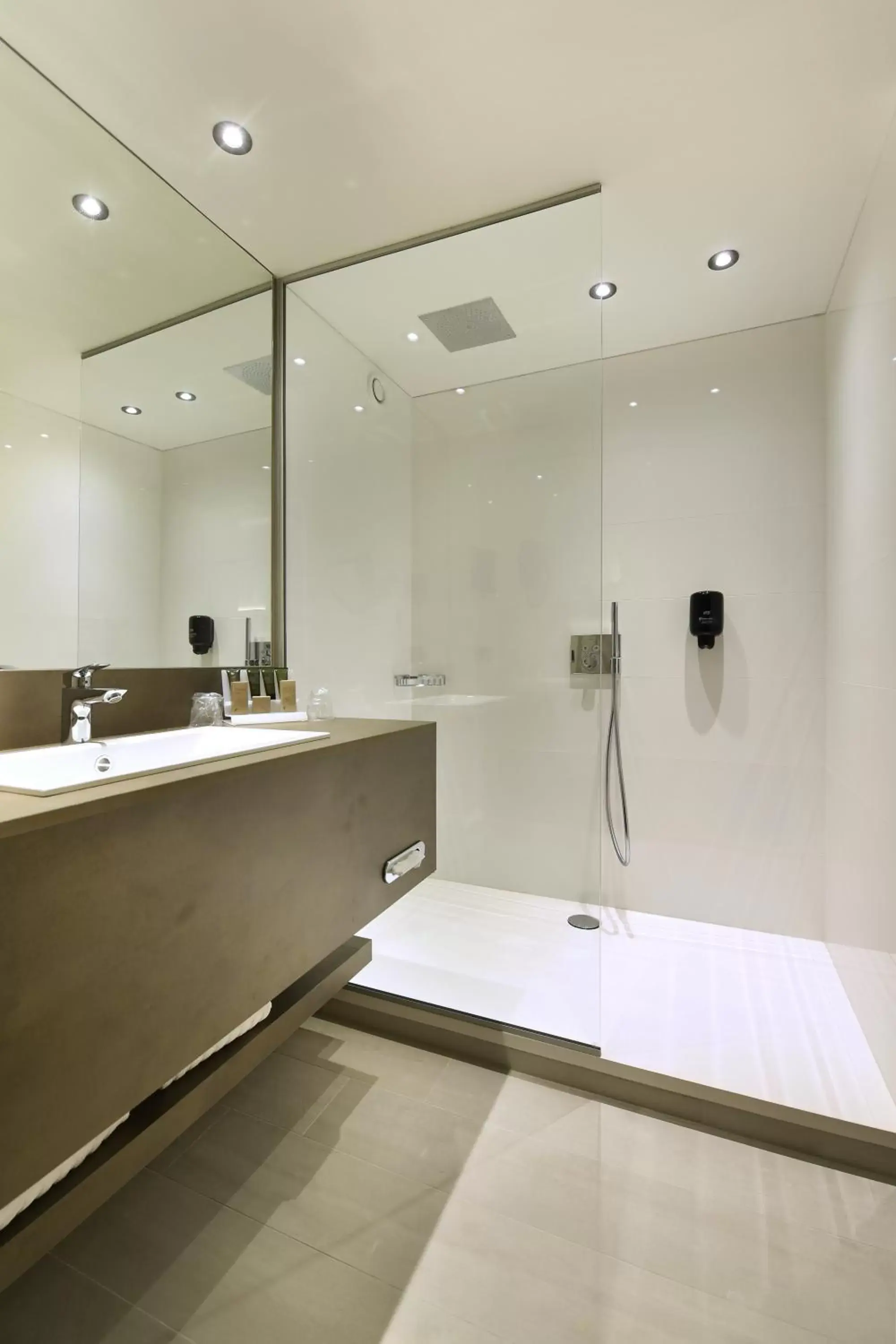 Bathroom in Hotel Charleroi Airport - Van Der Valk