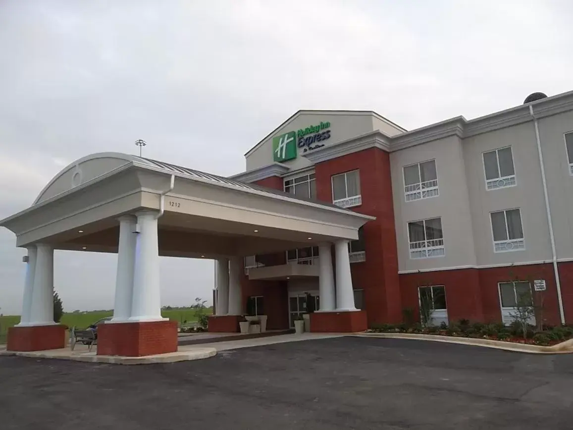 Property Building in Holiday Inn Express & Suites Brookhaven, an IHG Hotel