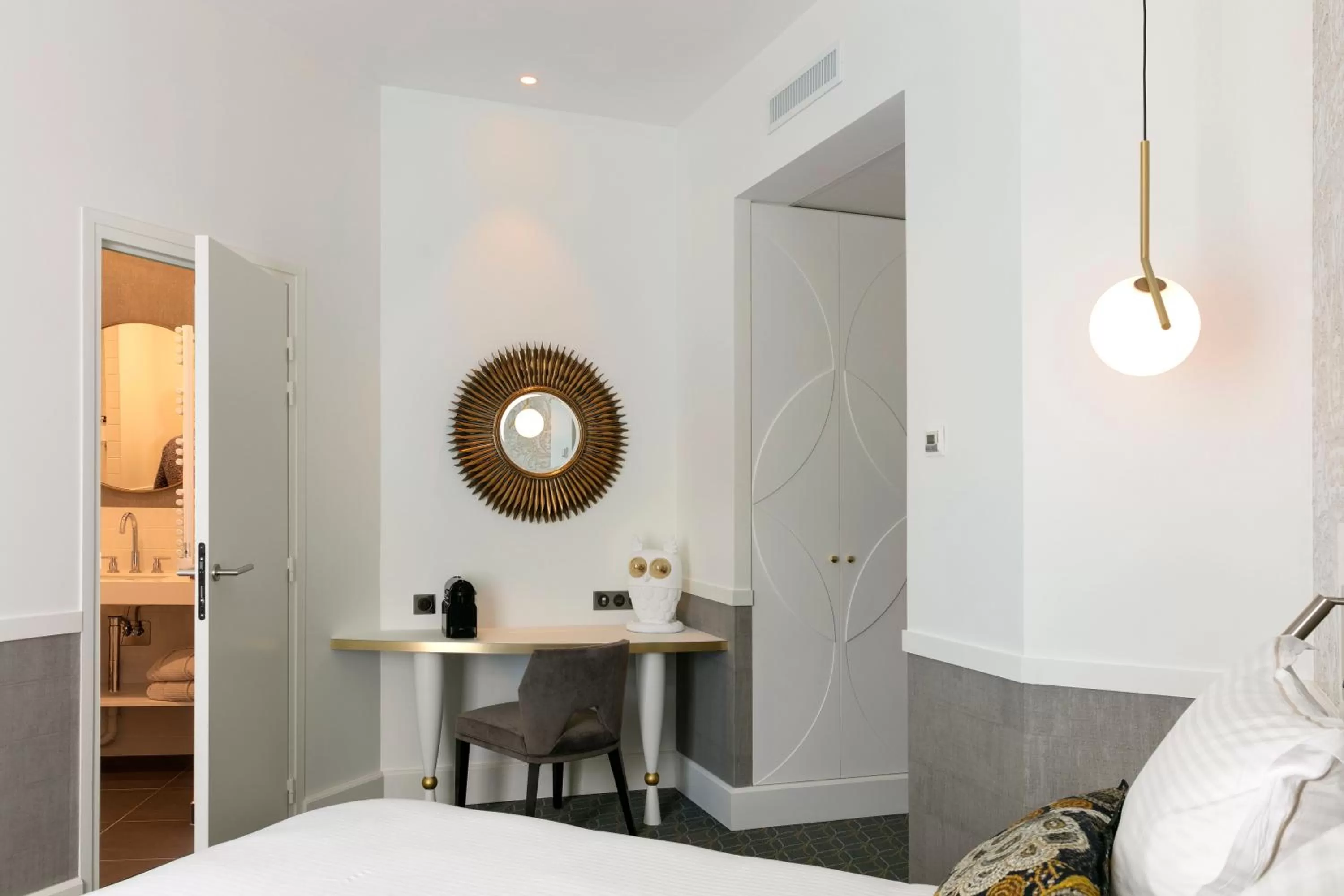 Photo of the whole room, Bed in Continental Hotel