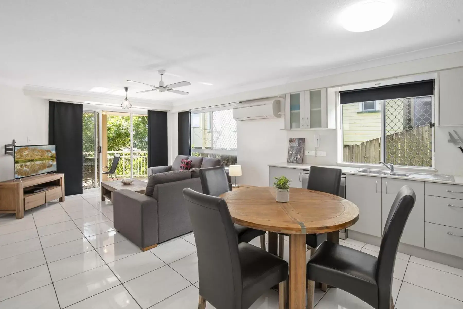 Kitchen or kitchenette, Dining Area in Kirra Palms Holiday Apartments